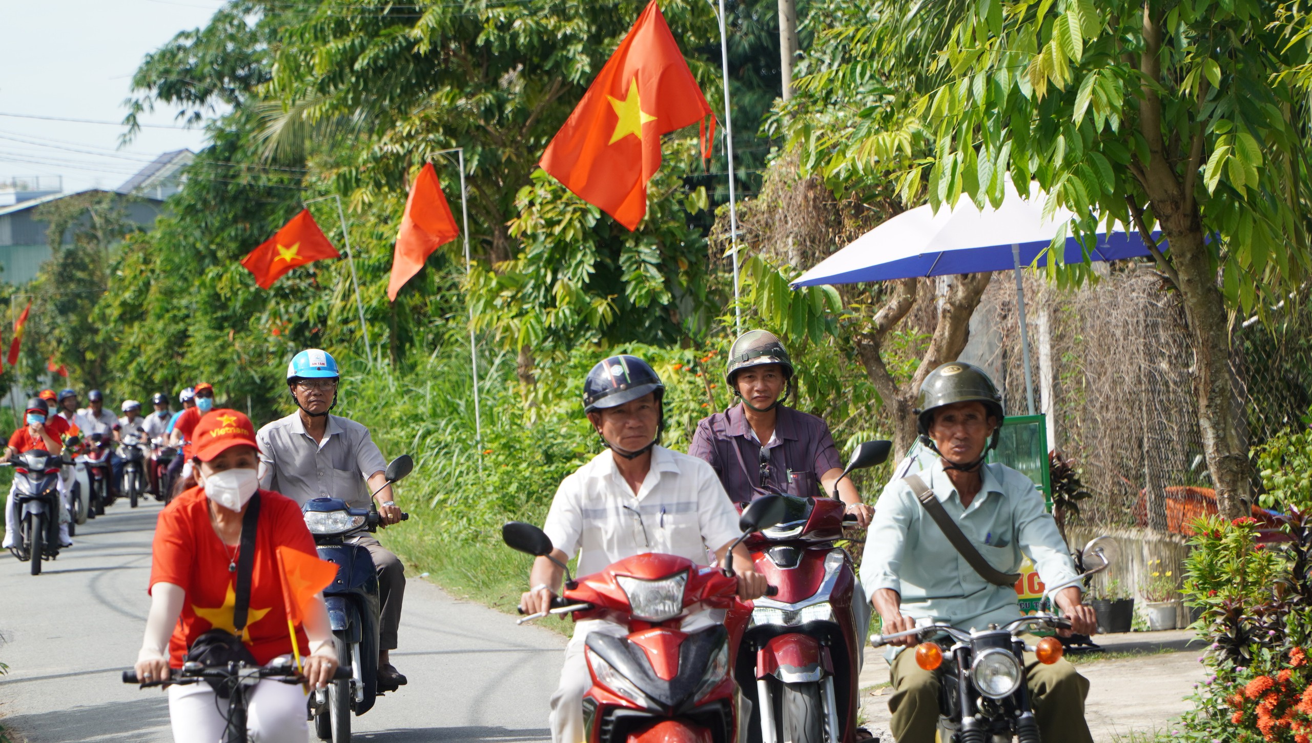Ra mắt Đường cờ Tổ quốc d&agrave;i gần 7 km tại huyện Củ Chi dịp lễ Quốc kh&aacute;nh 2-9- Ảnh 6.