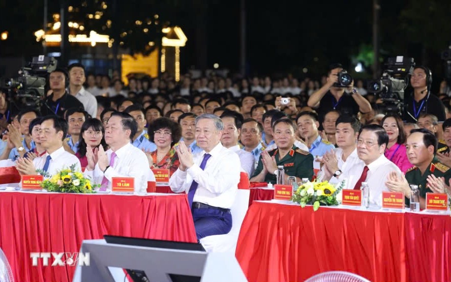 Tổng B&iacute; thư, Chủ tịch nước T&ocirc; L&acirc;m dự chương tr&igrave;nh ch&iacute;nh luận nghệ thuật đặc biệt "Lời Người để lại"- Ảnh 1.