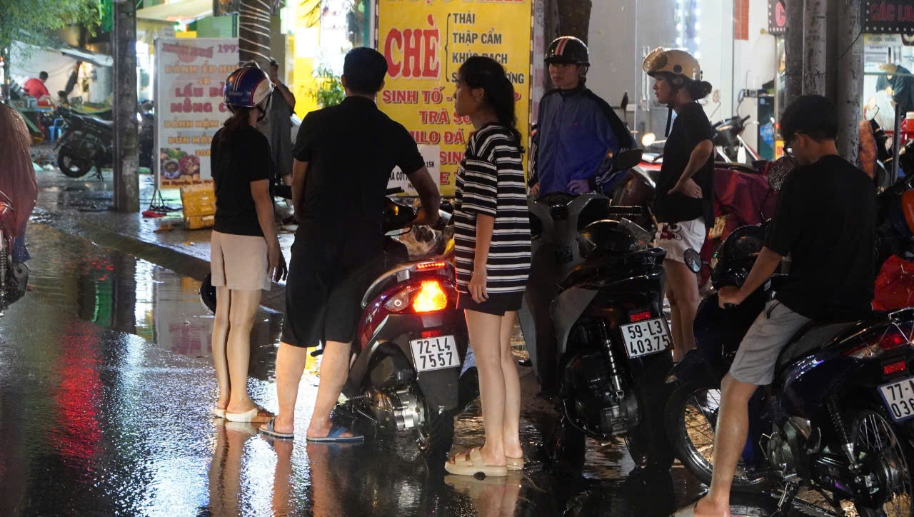 Kh&aacute;ch du lịch, người d&acirc;n TP HCM bất chấp mưa gi&oacute;, đi chơi cuối tuần- Ảnh 25.