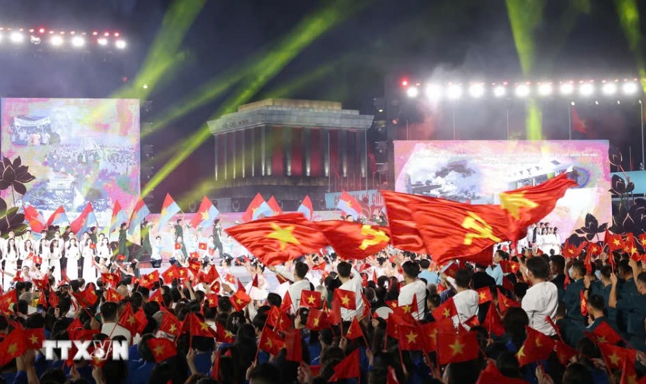 Tổng B&iacute; thư, Chủ tịch nước T&ocirc; L&acirc;m dự chương tr&igrave;nh ch&iacute;nh luận nghệ thuật đặc biệt "Lời Người để lại"- Ảnh 10.