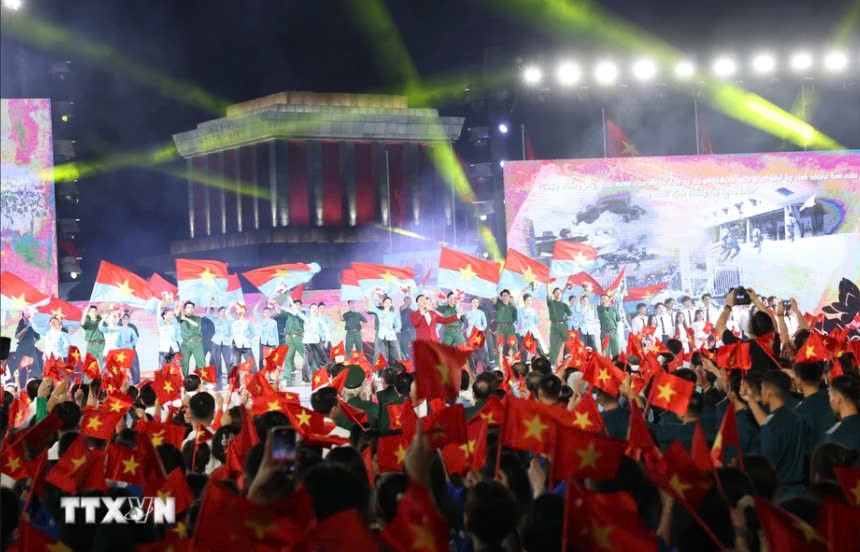 Tổng B&iacute; thư, Chủ tịch nước T&ocirc; L&acirc;m dự chương tr&igrave;nh ch&iacute;nh luận nghệ thuật đặc biệt "Lời Người để lại"- Ảnh 11.