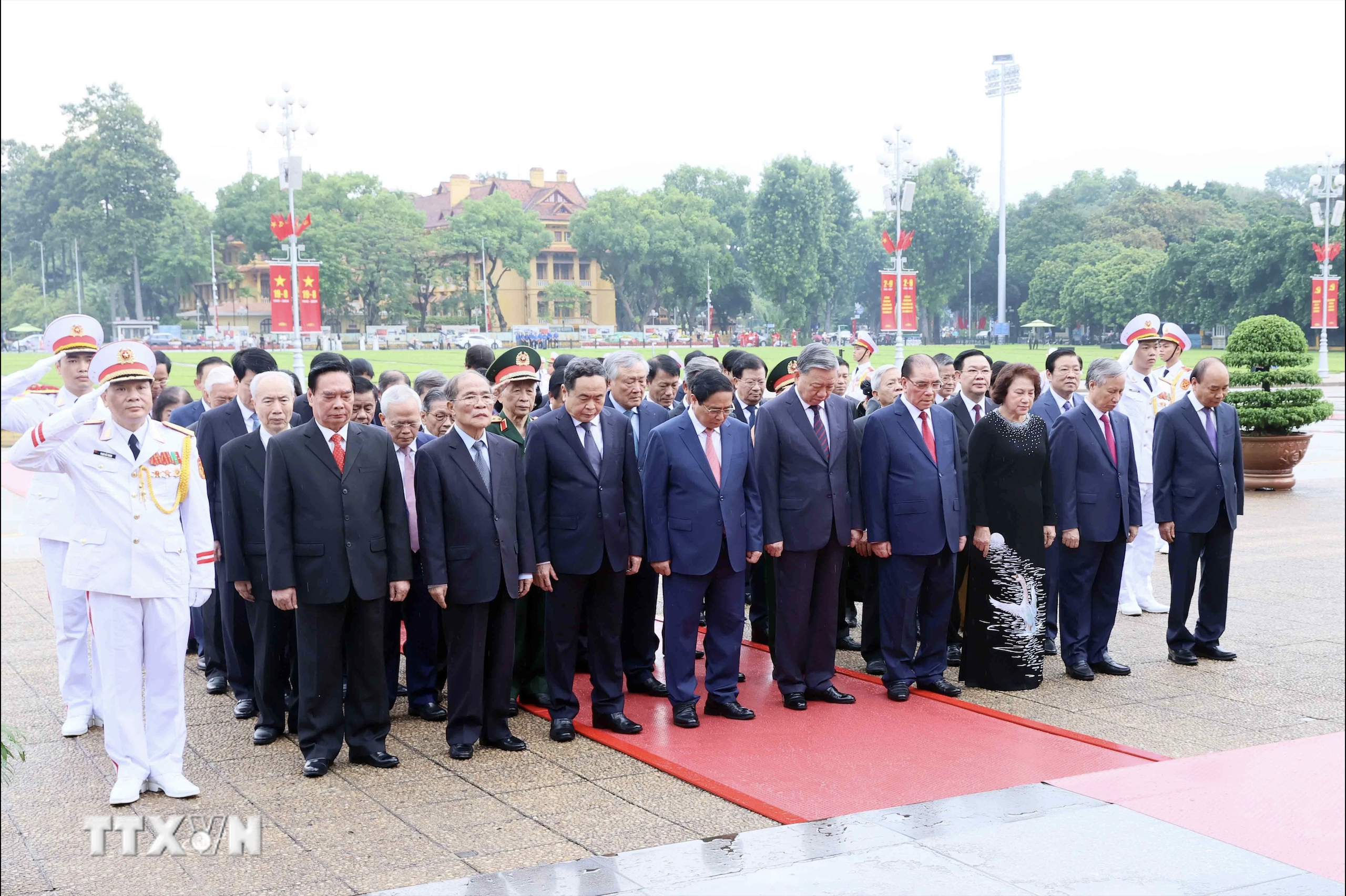 L&atilde;nh đạo Đảng, Nh&agrave; nước v&agrave;o Lăng viếng Chủ tịch Hồ Ch&iacute; Minh- Ảnh 1.