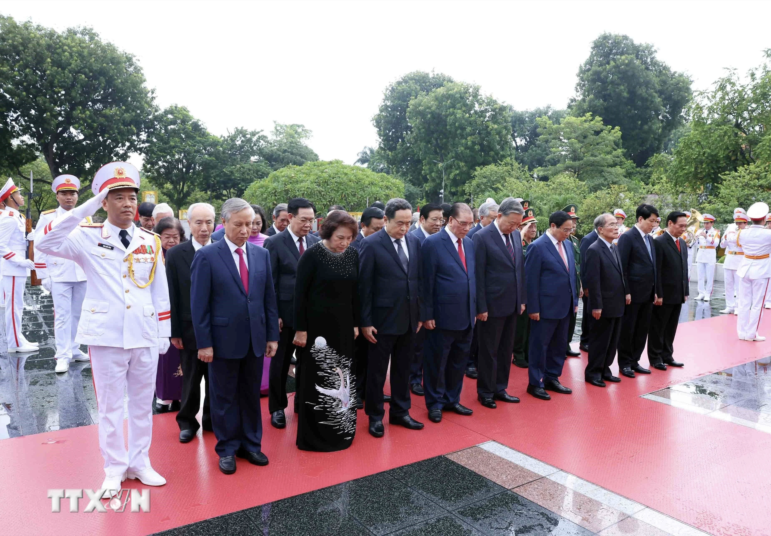 L&atilde;nh đạo Đảng, Nh&agrave; nước v&agrave;o Lăng viếng Chủ tịch Hồ Ch&iacute; Minh- Ảnh 3.