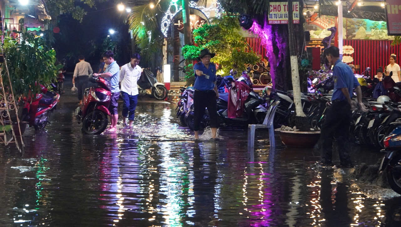 Kh&aacute;ch du lịch, người d&acirc;n TP HCM bất chấp mưa gi&oacute;, đi chơi cuối tuần- Ảnh 7.