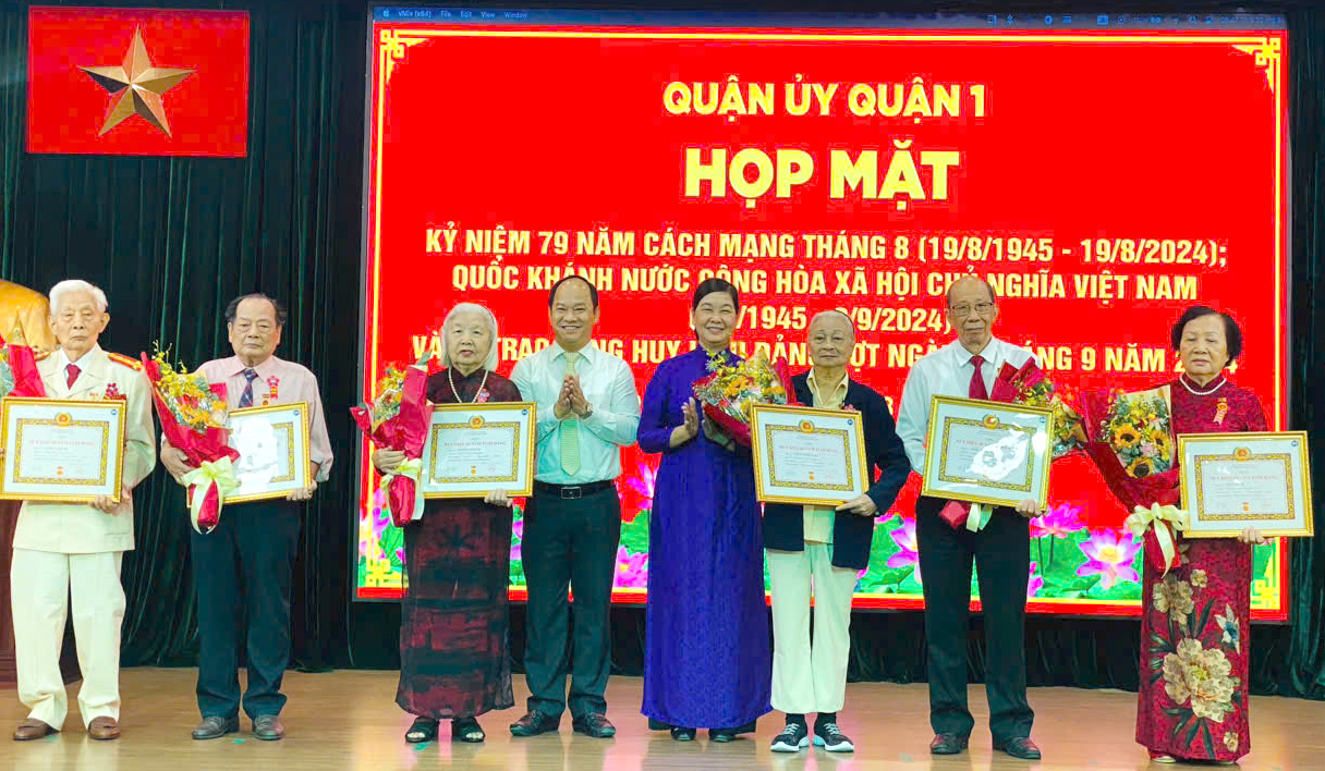 Quận 1 trao huy hiệu Đảng cho 172 đảng viên- Ảnh 2.