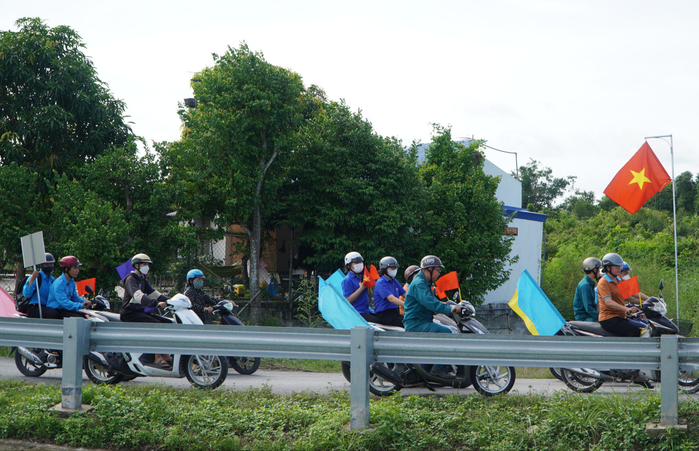 Ra mắt Đường cờ Tổ quốc d&agrave;i gần 7 km tại huyện Củ Chi dịp lễ Quốc kh&aacute;nh 2-9- Ảnh 7.