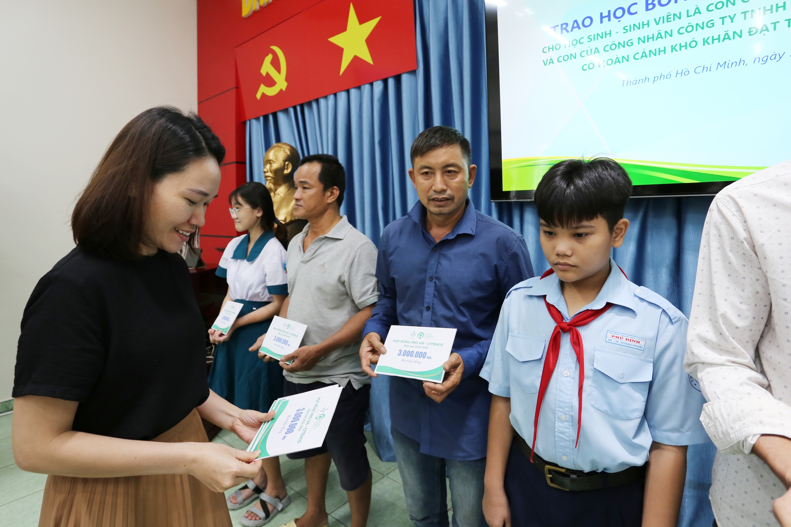 39 con em c&ocirc;ng nh&acirc;n thu gom r&aacute;c nhận niềm vui bất ngờ- Ảnh 1.