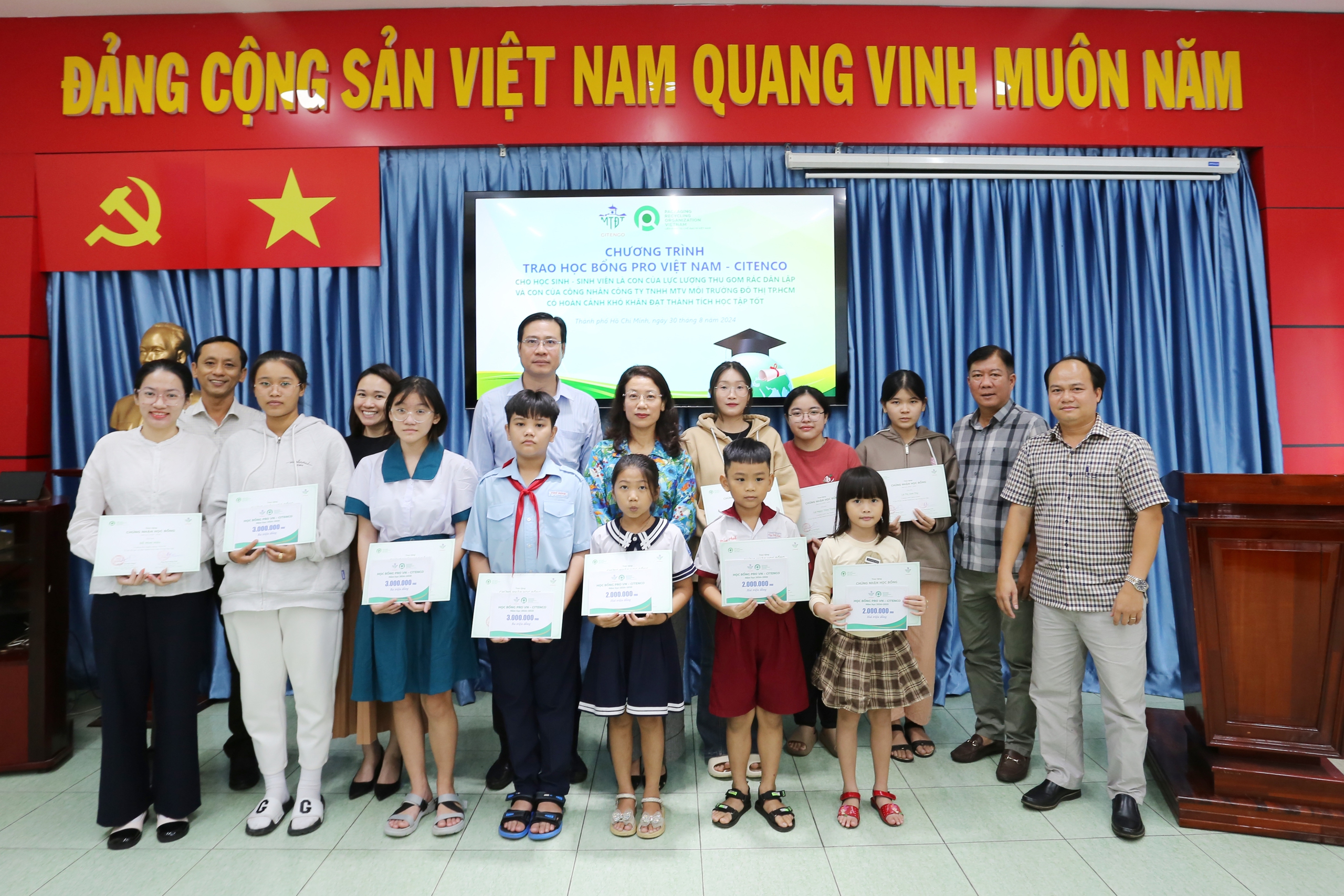 39 con em c&ocirc;ng nh&acirc;n thu gom r&aacute;c nhận niềm vui bất ngờ- Ảnh 2.