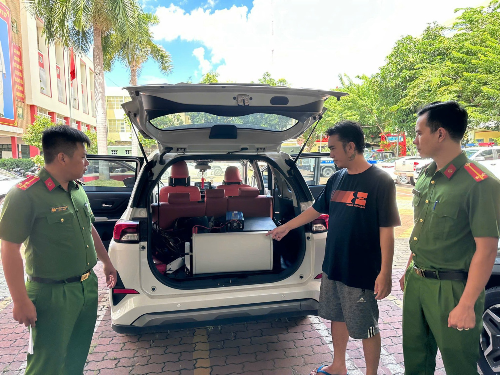 C&ocirc;ng an bắt 3 nghi phạm được nh&oacute;m người Trung Quốc thu&ecirc; l&agrave;m việc tr&aacute;i ph&aacute;p luật ở TP HCM- Ảnh 1.