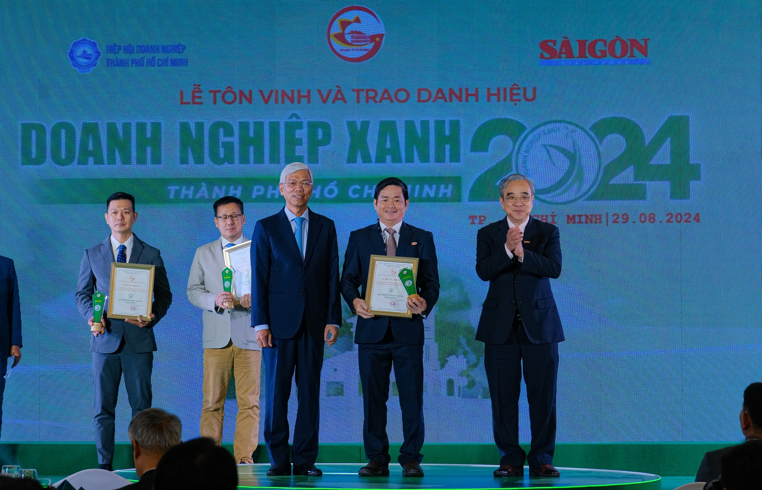 SATRA tiếp tục nhận danh hiệu &ldquo;Doanh nghiệp xanh TP HCM năm 2024&rdquo;- Ảnh 1.