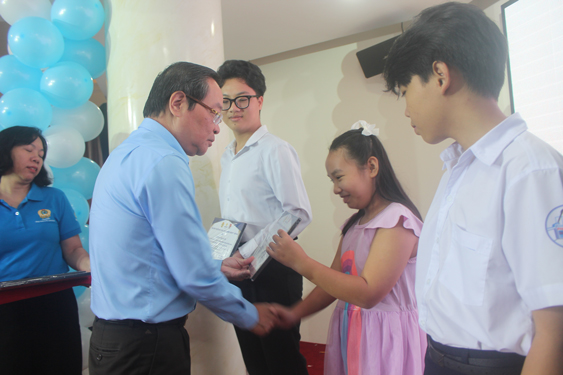 &Ocirc;ng Nguyễn Quốc Anh, Ph&oacute; Tổng Gi&aacute;m đốc Saigontourist, trao học bổng cho con CNVC-LĐ