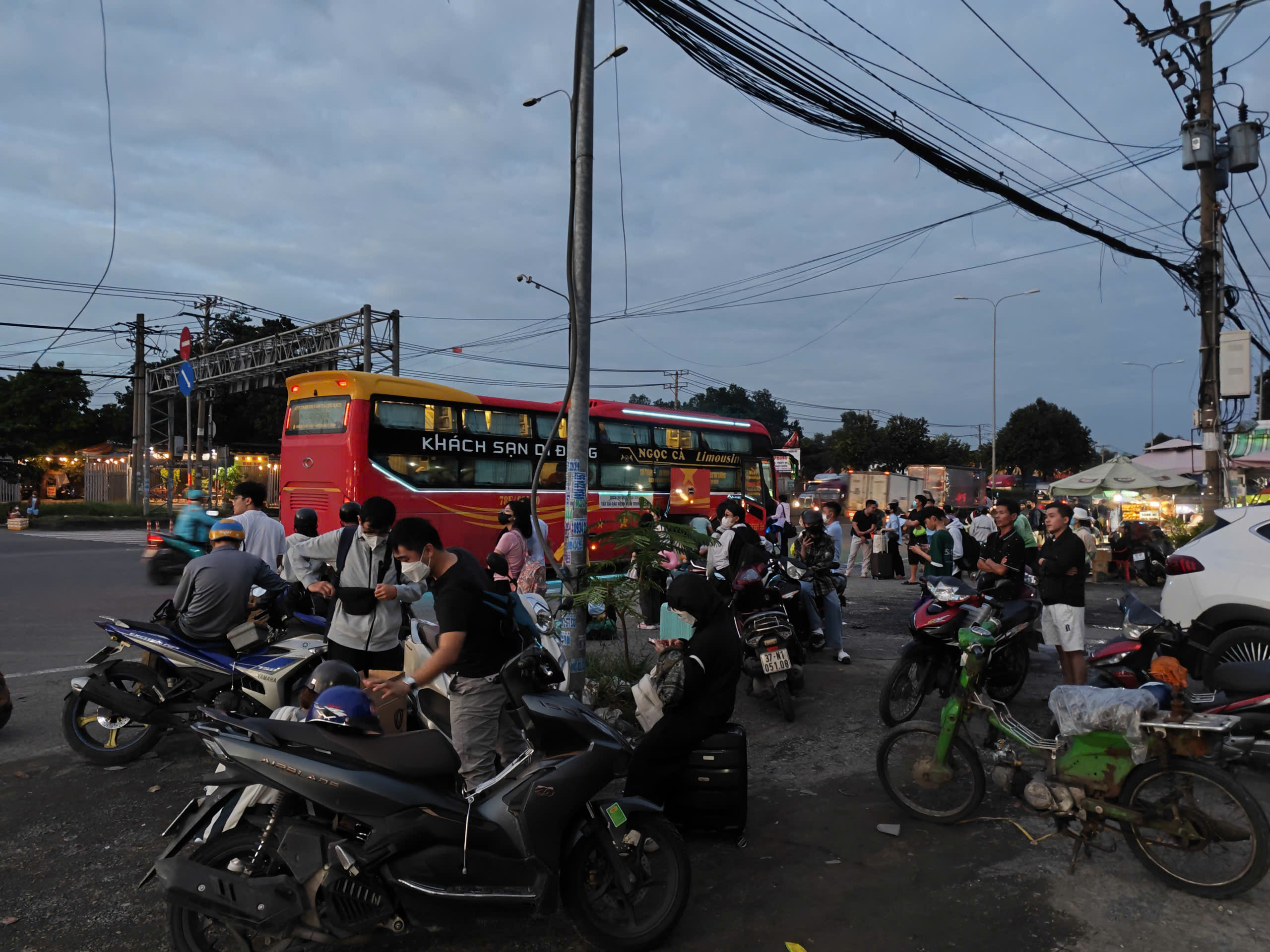 "Xe dù, bến cóc" lộng hành nhiều nơi, người dân bức xúc- Ảnh 6.