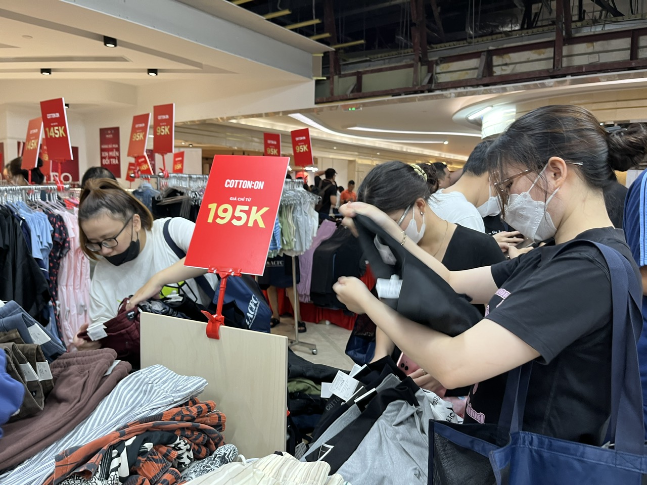 TP HCM khai mạc si&ecirc;u sale h&agrave;ng hiệu, quần jean Calvin Klein gi&aacute; 1,2 triệu, gi&agrave;y Nike chưa tới 1 triệu đồng...- Ảnh 2.