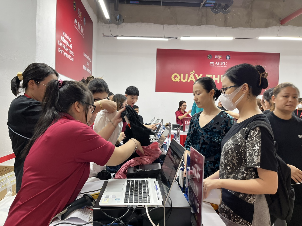 TP HCM khai mạc si&ecirc;u sale h&agrave;ng hiệu, quần jean Calvin Klein gi&aacute; 1,2 triệu, gi&agrave;y Nike chưa tới 1 triệu đồng...- Ảnh 4.