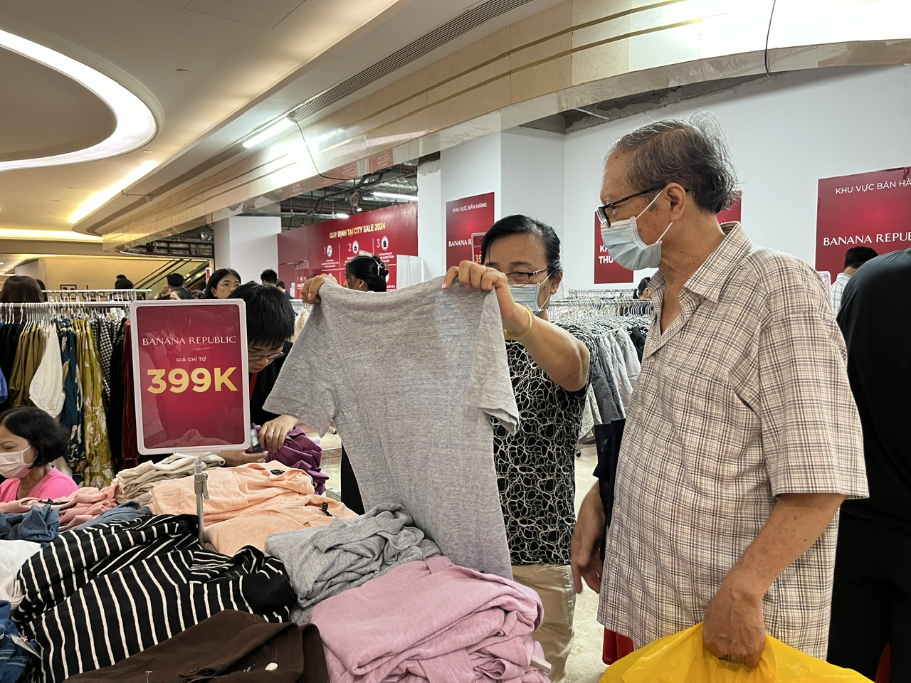 TP HCM khai mạc si&ecirc;u sale h&agrave;ng hiệu, quần jean Calvin Klein gi&aacute; 1,2 triệu, gi&agrave;y Nike chưa tới 1 triệu đồng...- Ảnh 5.