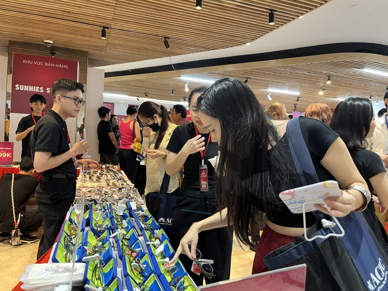 TP HCM khai mạc si&ecirc;u sale h&agrave;ng hiệu, quần jean Calvin Klein gi&aacute; 1,2 triệu, gi&agrave;y Nike chưa tới 1 triệu đồng...- Ảnh 6.