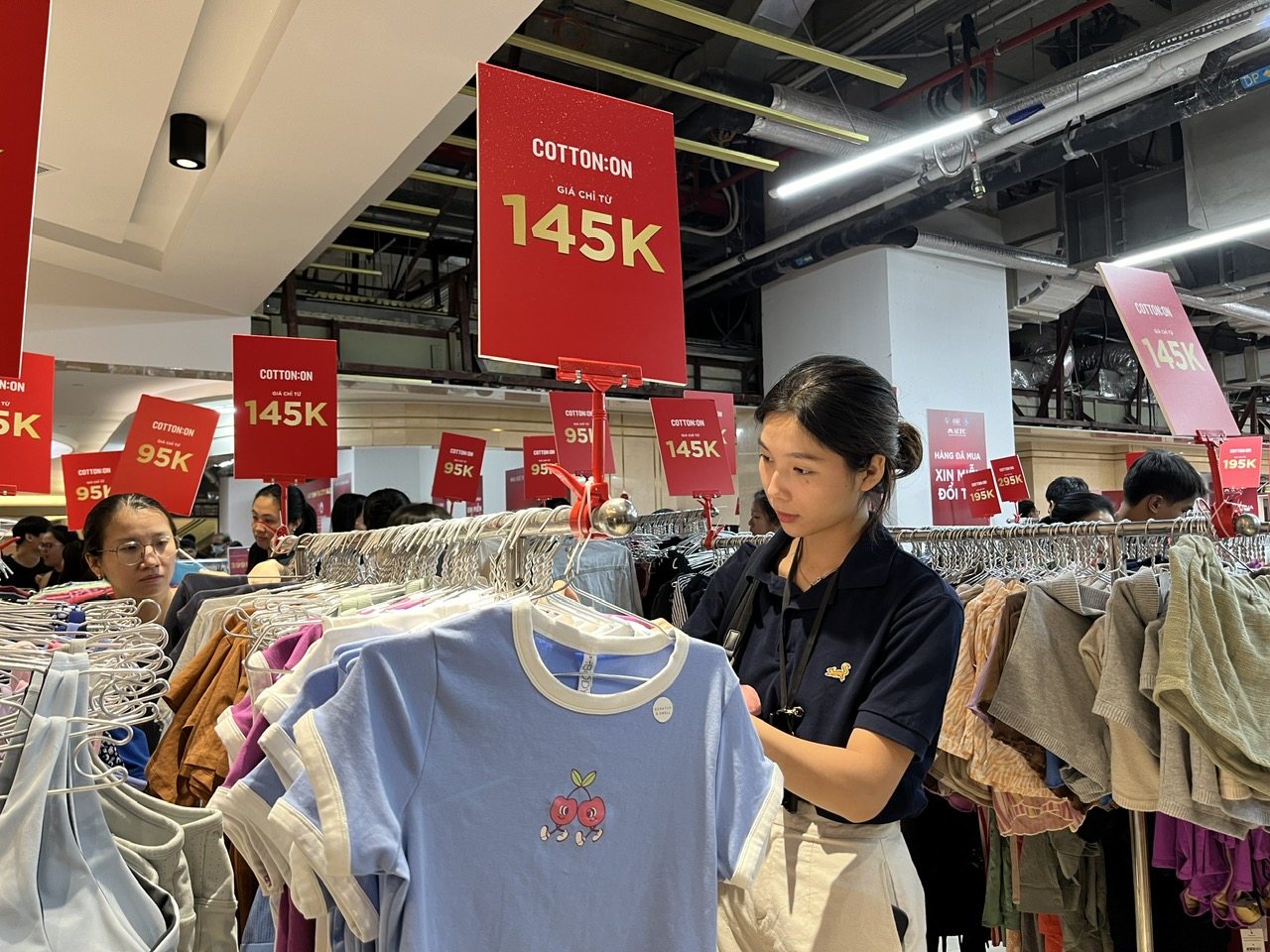 TP HCM khai mạc si&ecirc;u sale h&agrave;ng hiệu, quần jean Calvin Klein gi&aacute; 1,2 triệu, gi&agrave;y Nike chưa tới 1 triệu đồng...- Ảnh 1.