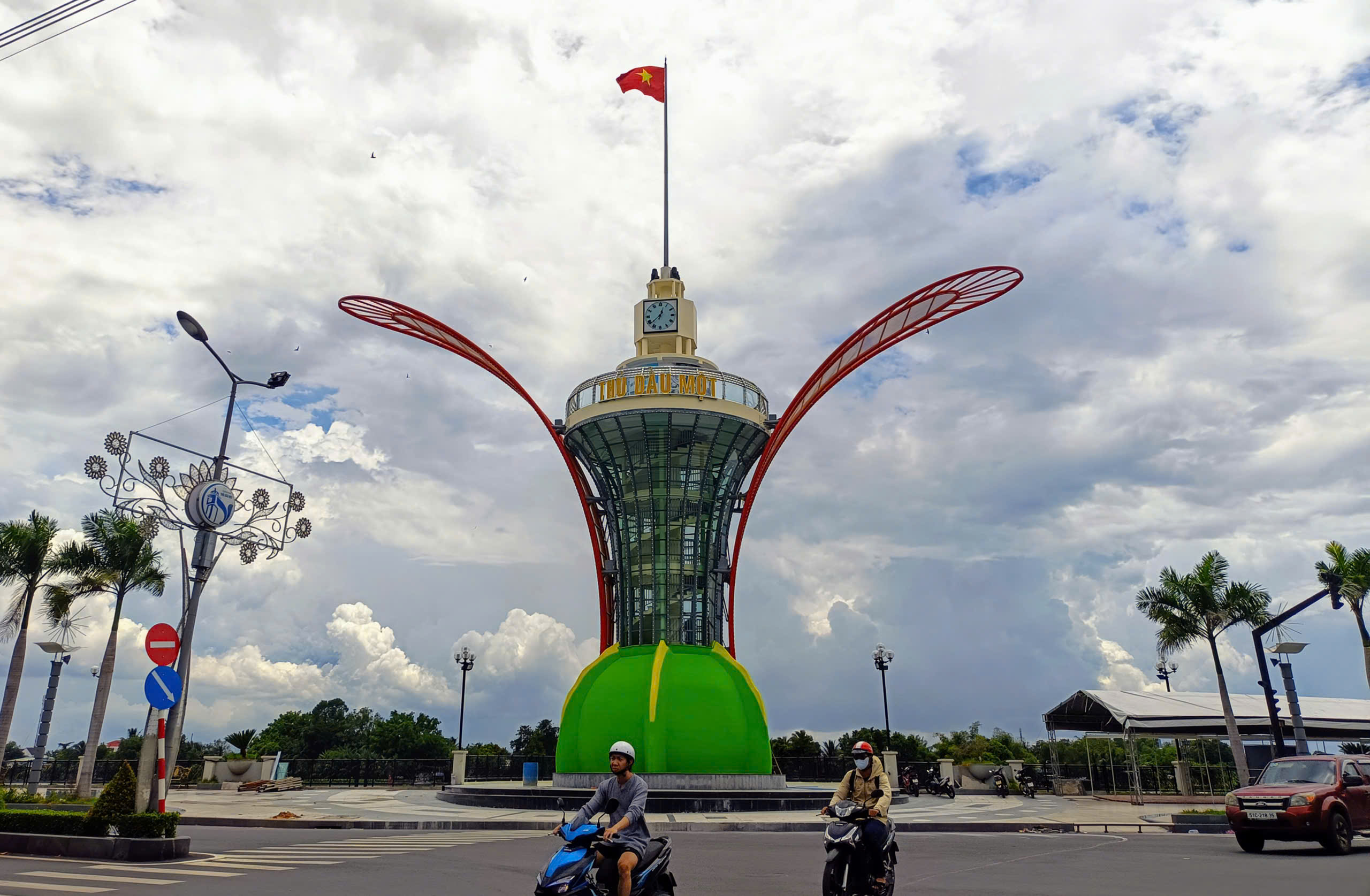 Hình ảnh biểu tượng "Cánh hoa dầu" 10 tỉ đồng sắp ra mắt ở Thủ Dầu Một- Ảnh 2.