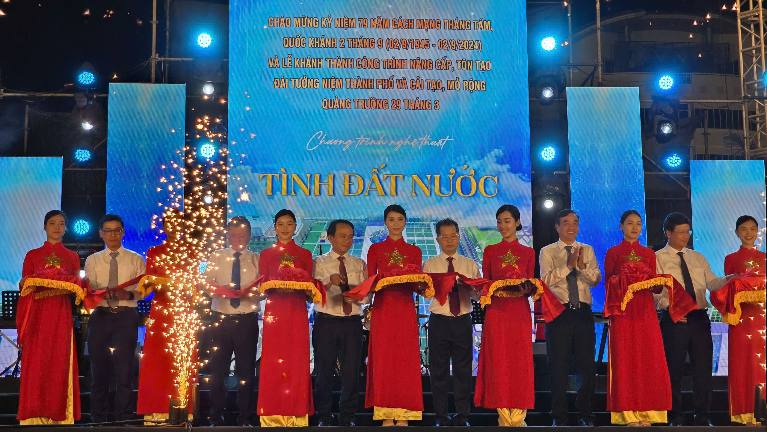 Người d&acirc;n Đ&agrave; Nẵng phấn khởi xem nhạc nước tại quảng trường trăm tỉ- Ảnh 4.