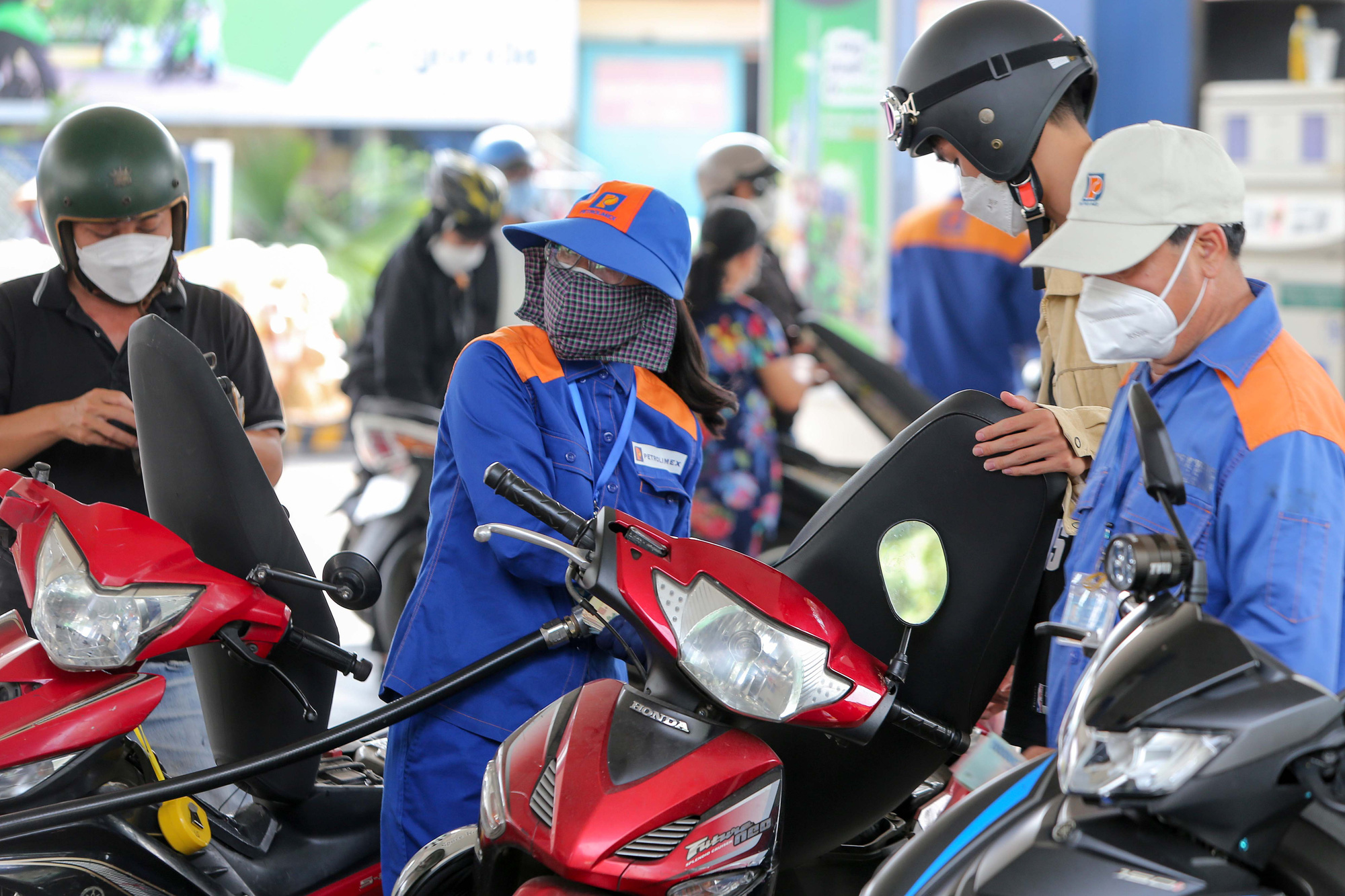 Petrolimex giải tr&igrave;nh g&igrave; về số l&atilde;i "khủng" trong nửa đầu năm 2024?- Ảnh 1.