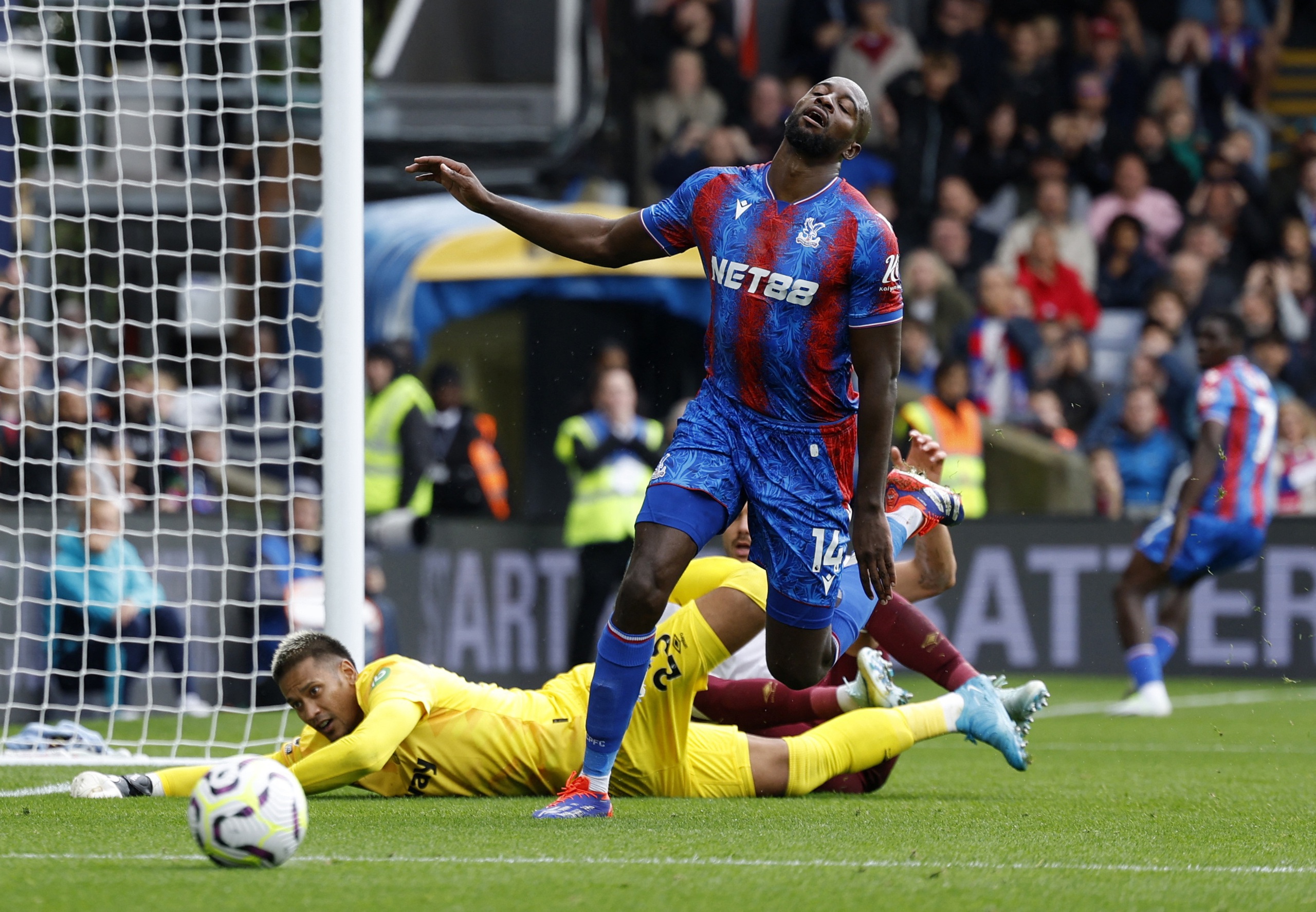 Crystal Palace đang "trả gi&aacute;" sau một m&ugrave;a giải th&agrave;nh c&ocirc;ng- Ảnh 1.