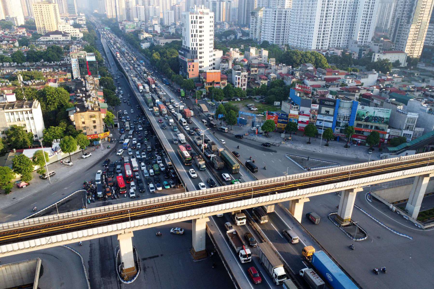 &Ugrave;n tắc gần chục km, &ocirc;t&ocirc; nh&iacute;ch từng m&eacute;t rời H&agrave; Nội- Ảnh 1.