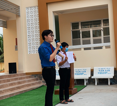 Gia Huy l&agrave; gương mặt diễn giả được học sinh nhiều trường y&ecirc;u th&iacute;ch với lối tr&igrave;nh b&agrave;y l&ocirc;i cuốn, tương t&aacute;c s&ocirc;i nổi