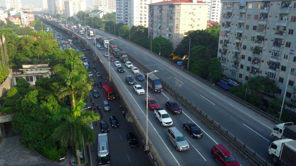 &Ugrave;n tắc gần chục km, &ocirc;t&ocirc; nh&iacute;ch từng m&eacute;t rời H&agrave; Nội- Ảnh 2.