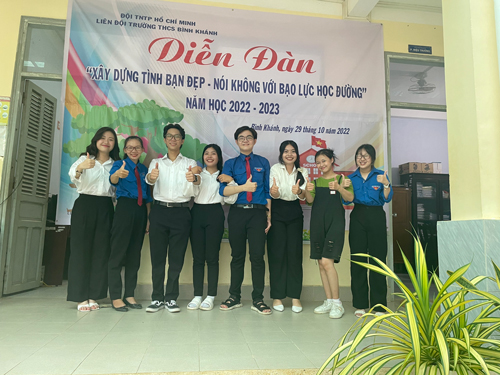 Gia Huy (thứ tư từ phải qua) nhận thức &yacute; nghĩa qu&yacute; gi&aacute; của sự sống để lựa chọn th&aacute;i độ t&iacute;ch cực, kh&ocirc;ng ngừng đặt ra mục ti&ecirc;u v&agrave; hết l&ograve;ng phấn đấu.