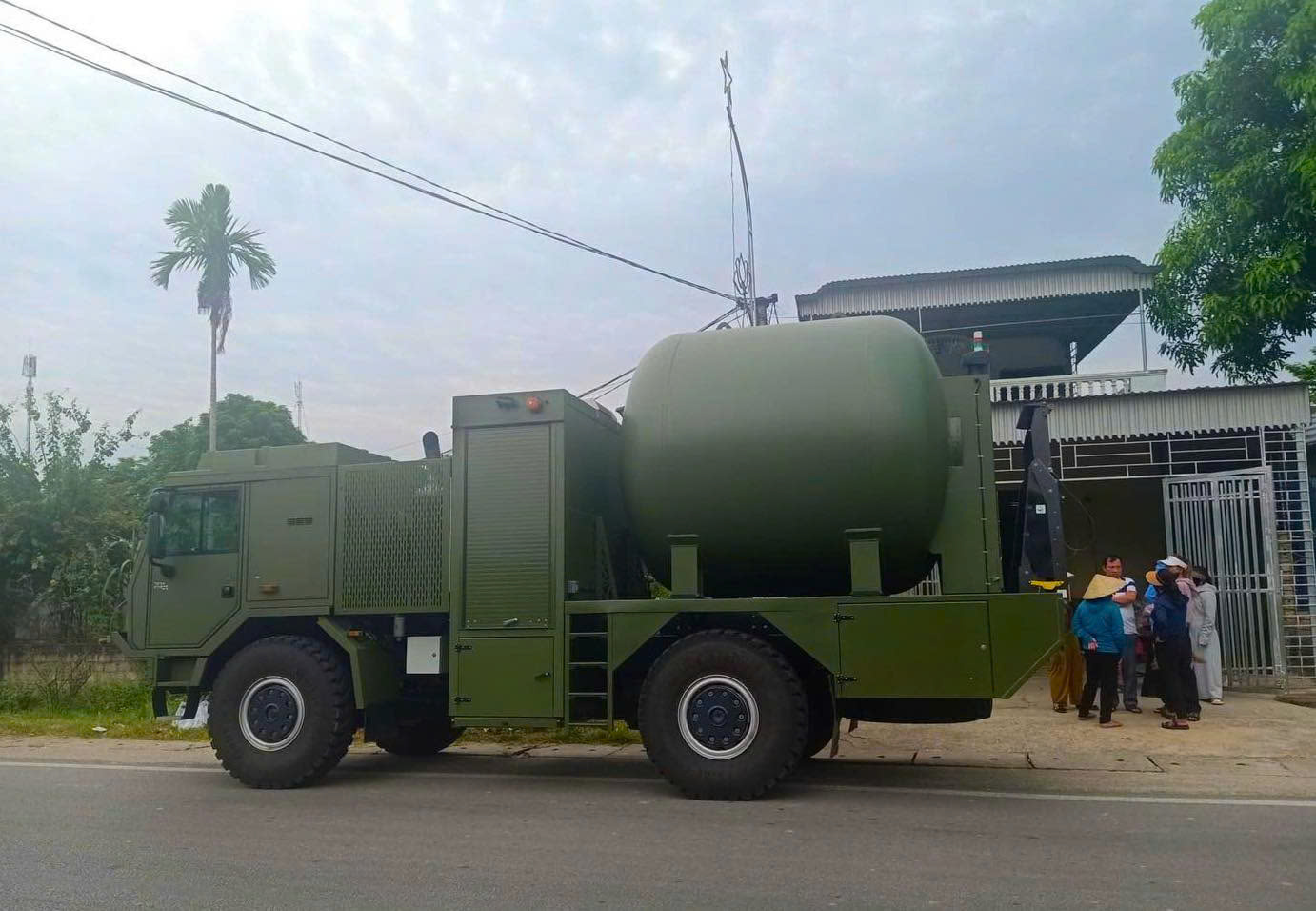 2 vụ nổ kinh ho&agrave;ng, 4 người thương vong: Lực lượng c&ocirc;ng binh d&ograve; t&igrave;m vật liệu nổ- Ảnh 4.