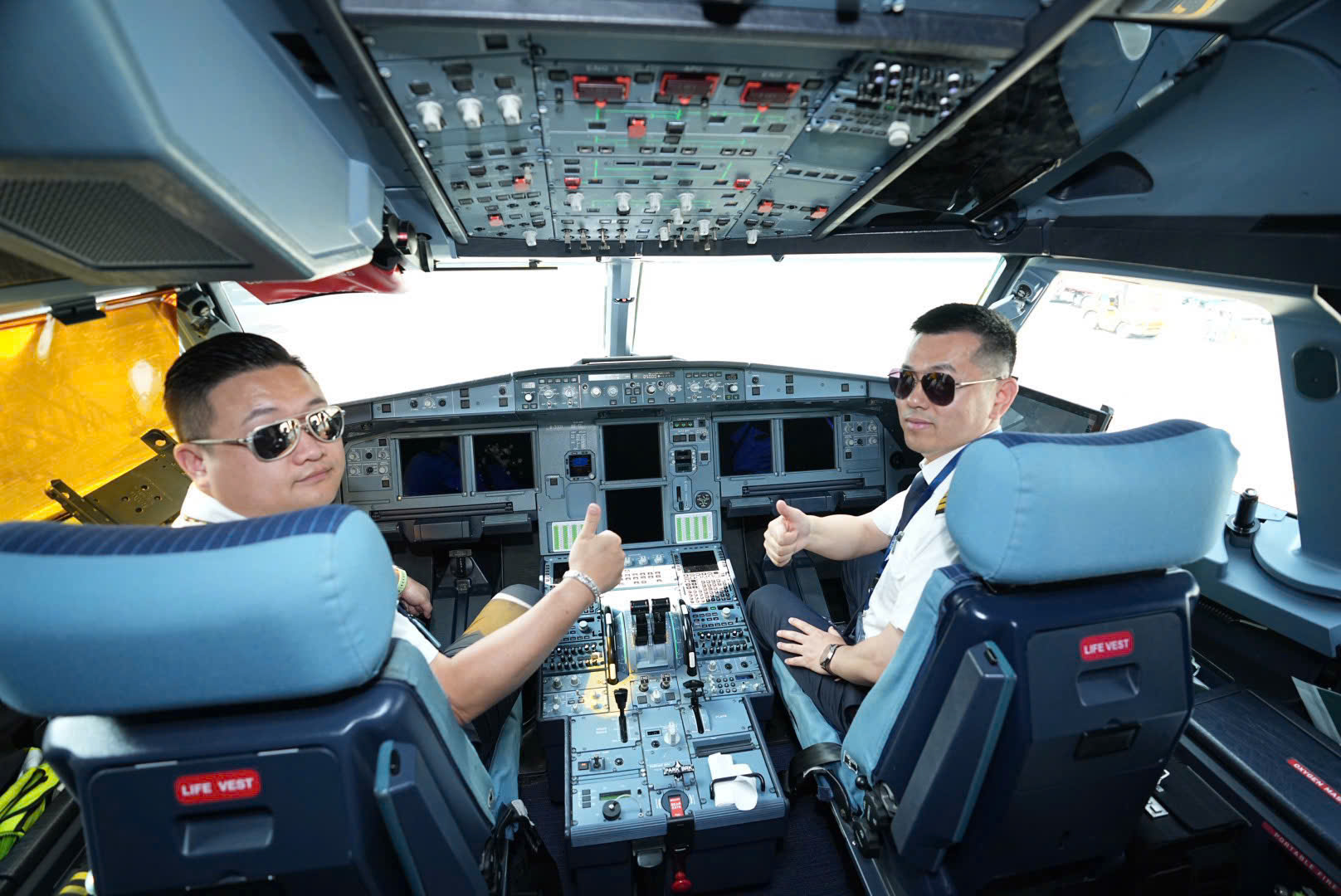 Cơ trưởng, cơ phó chuyến bay GY 701 KWE – HAN vừa hạ cánh tại sân bay Nội Bài ngày 31-8, đánh dấu Hà Nội là điểm đến quốc tế đầu tiên của hãng.