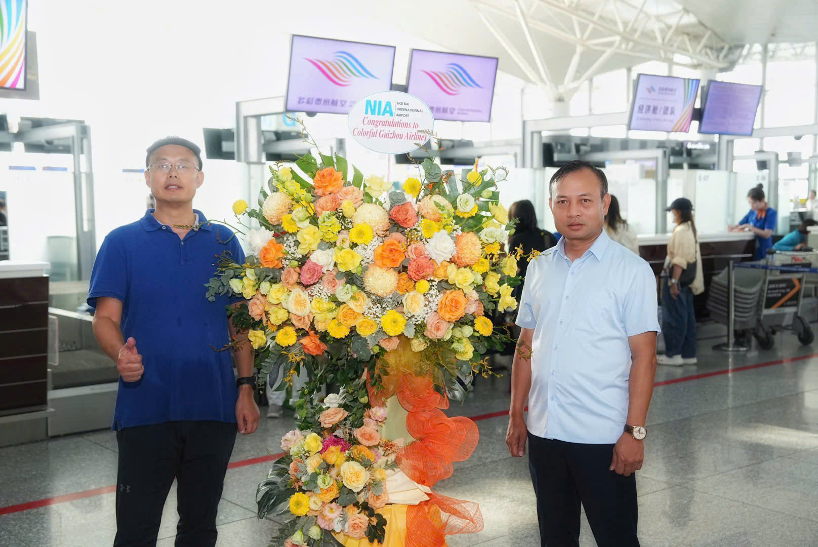 Đại diện Cảng HKQT Nội Bài, ông Phạm Tuấn Anh- PGĐ (bìa phải) đã đến tặng hoa chúc mừng hãng.