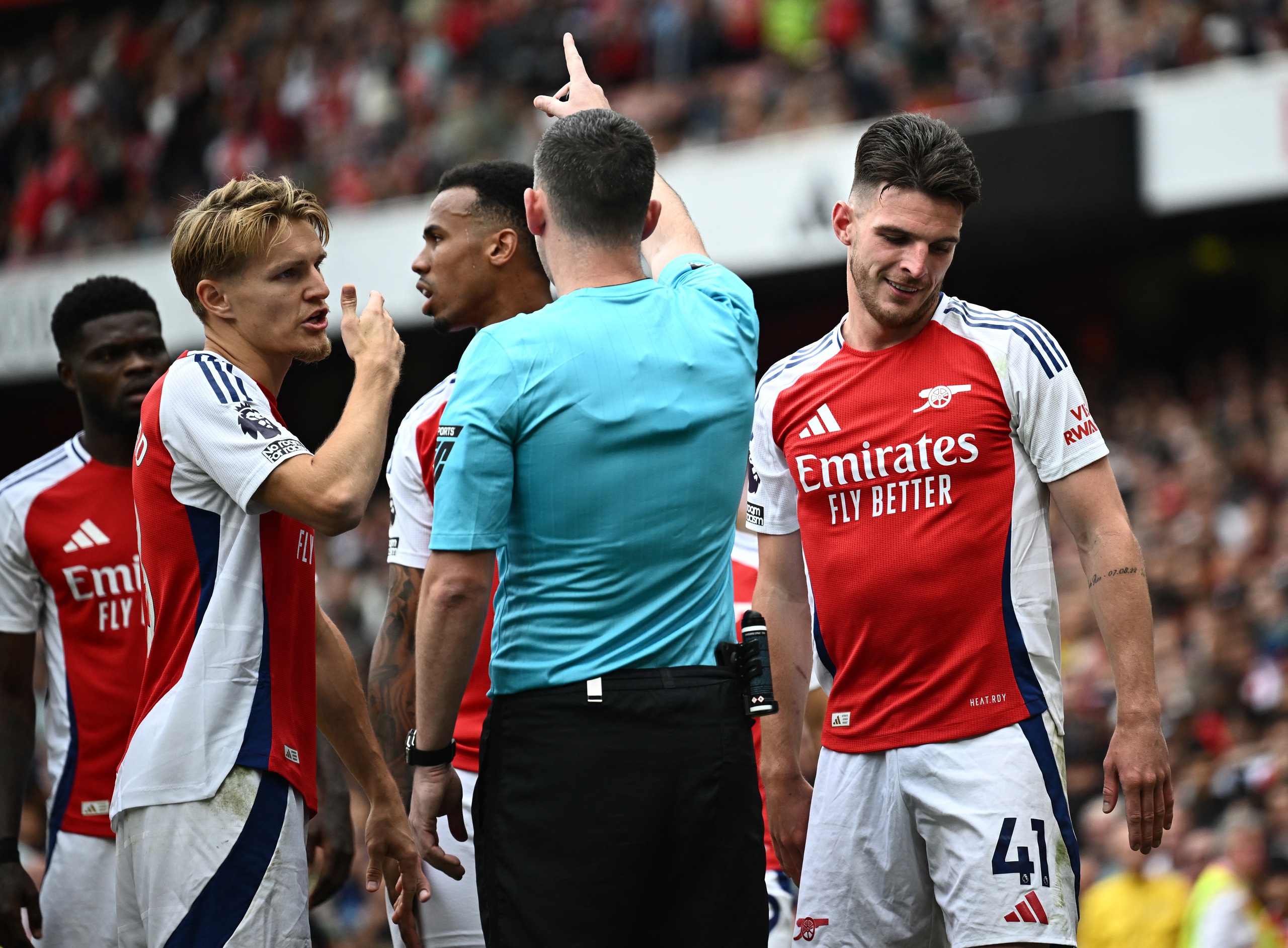 Declan Rice xin lỗi về tấm thẻ đỏ su&yacute;t khiến Arsenal phải trả gi&aacute;- Ảnh 1.
