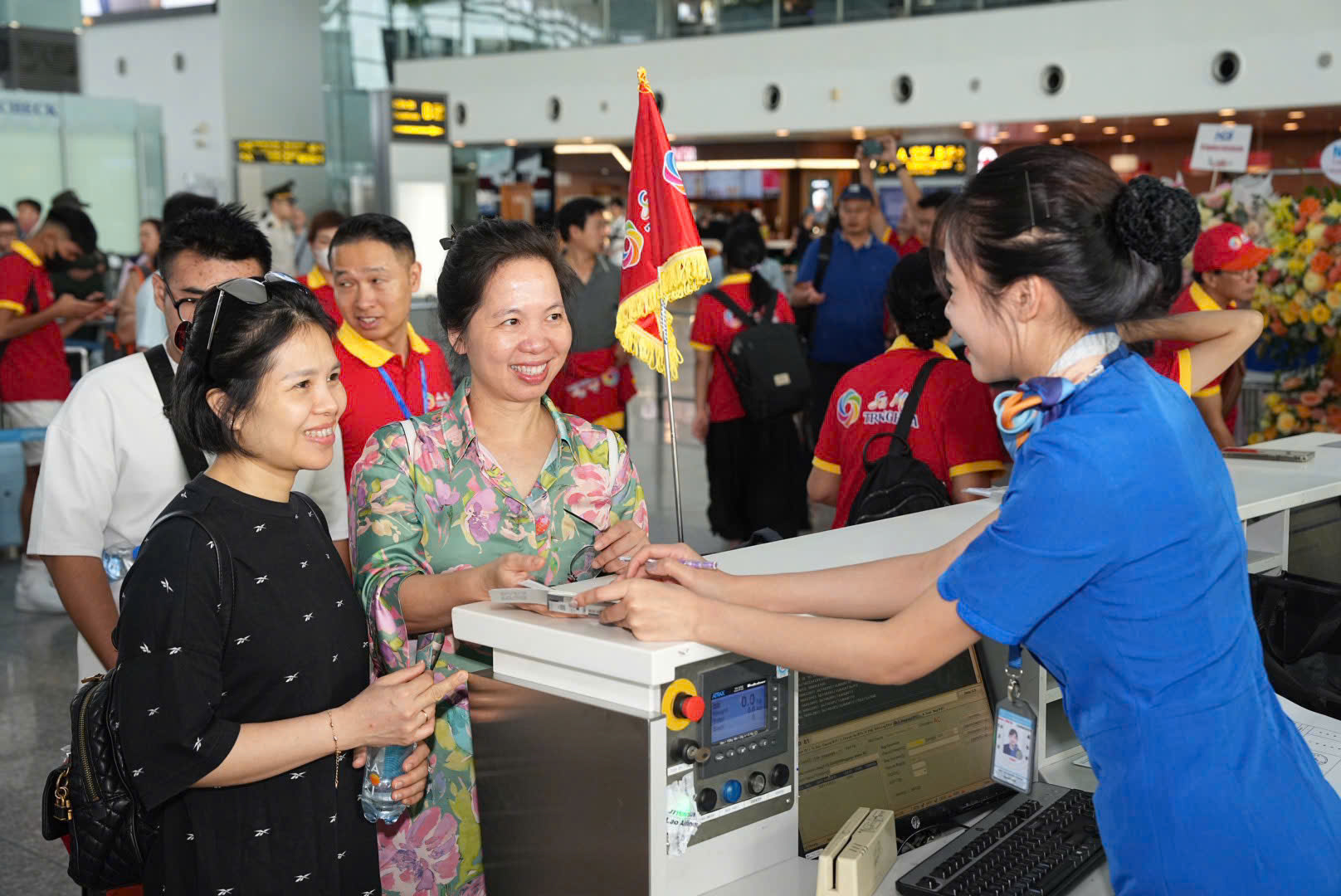 Hành khách từ Hà Nội vui vẻ làm thủ tục check in để đi Quý Dương. Thời gian bay chỉ hết 2 tiếng. Ảnh: Phan Công