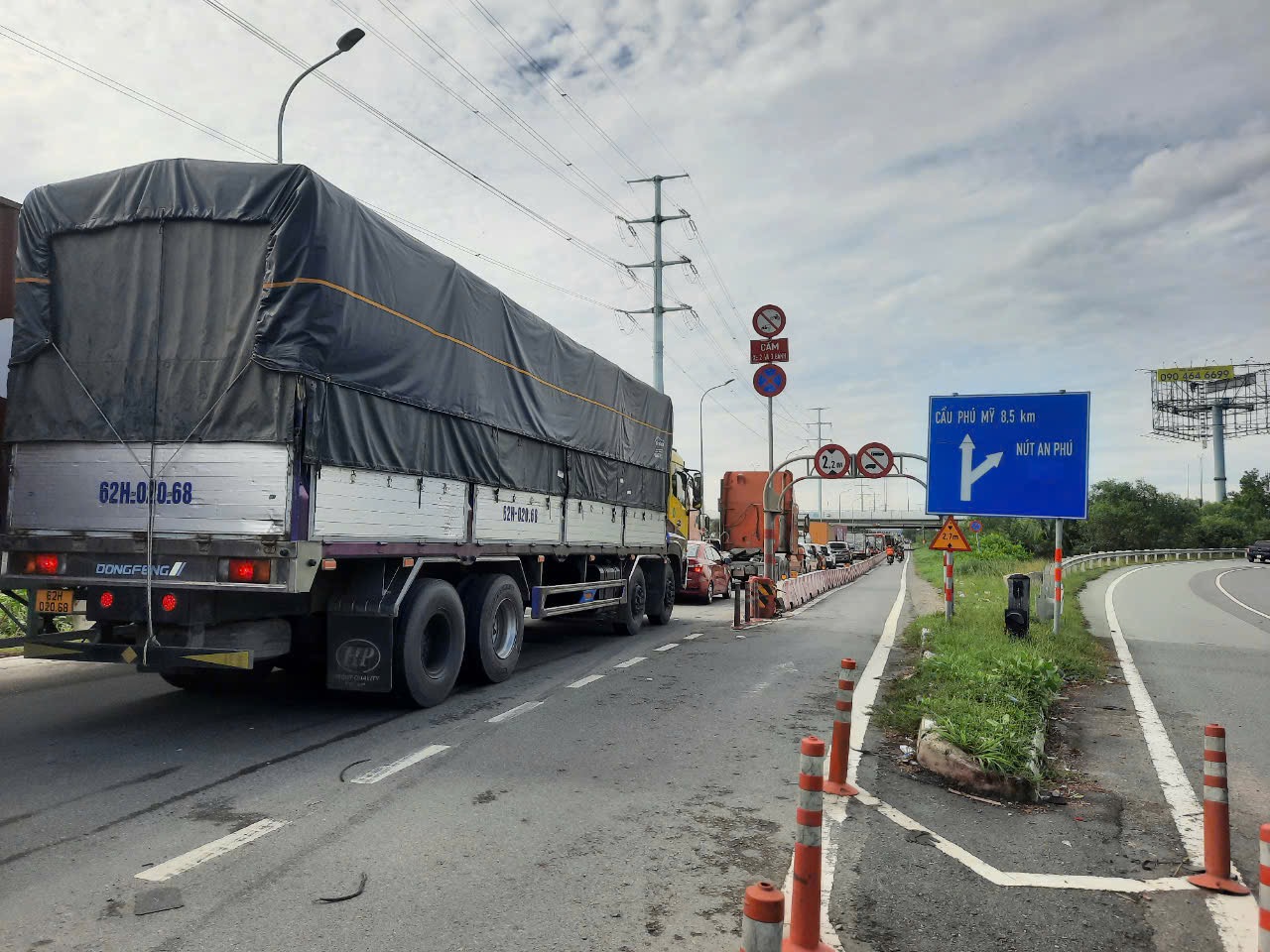 Xe container va chạm xe 4 chỗ, đường dẫn v&agrave;o cao tốc TP HCM - Long Th&agrave;nh - Dầu Gi&acirc;y kẹt xe k&eacute;o d&agrave;i- Ảnh 1.