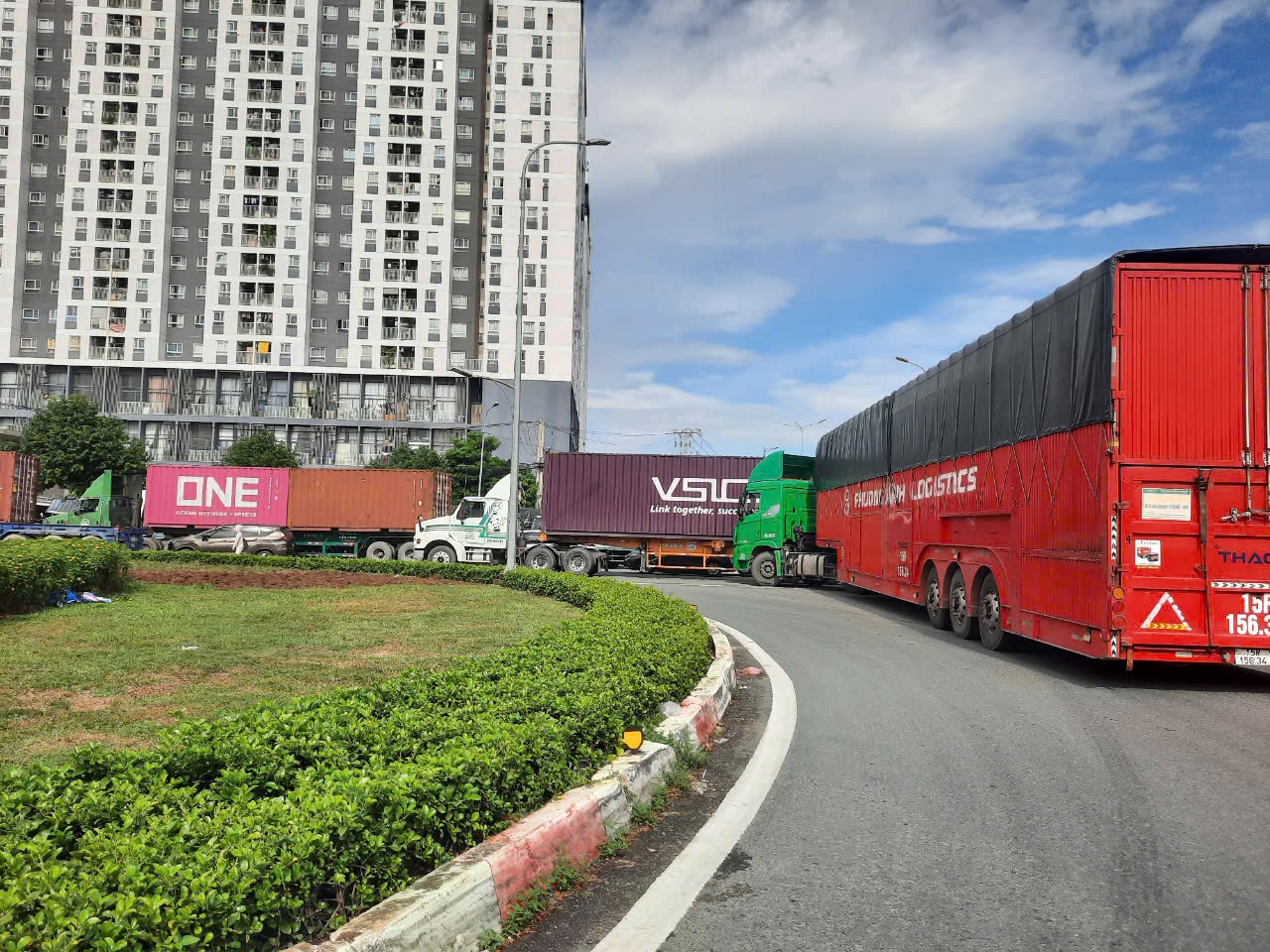 Xe container va chạm xe 4 chỗ, đường dẫn v&agrave;o cao tốc TP HCM - Long Th&agrave;nh - Dầu Gi&acirc;y kẹt xe k&eacute;o d&agrave;i- Ảnh 3.