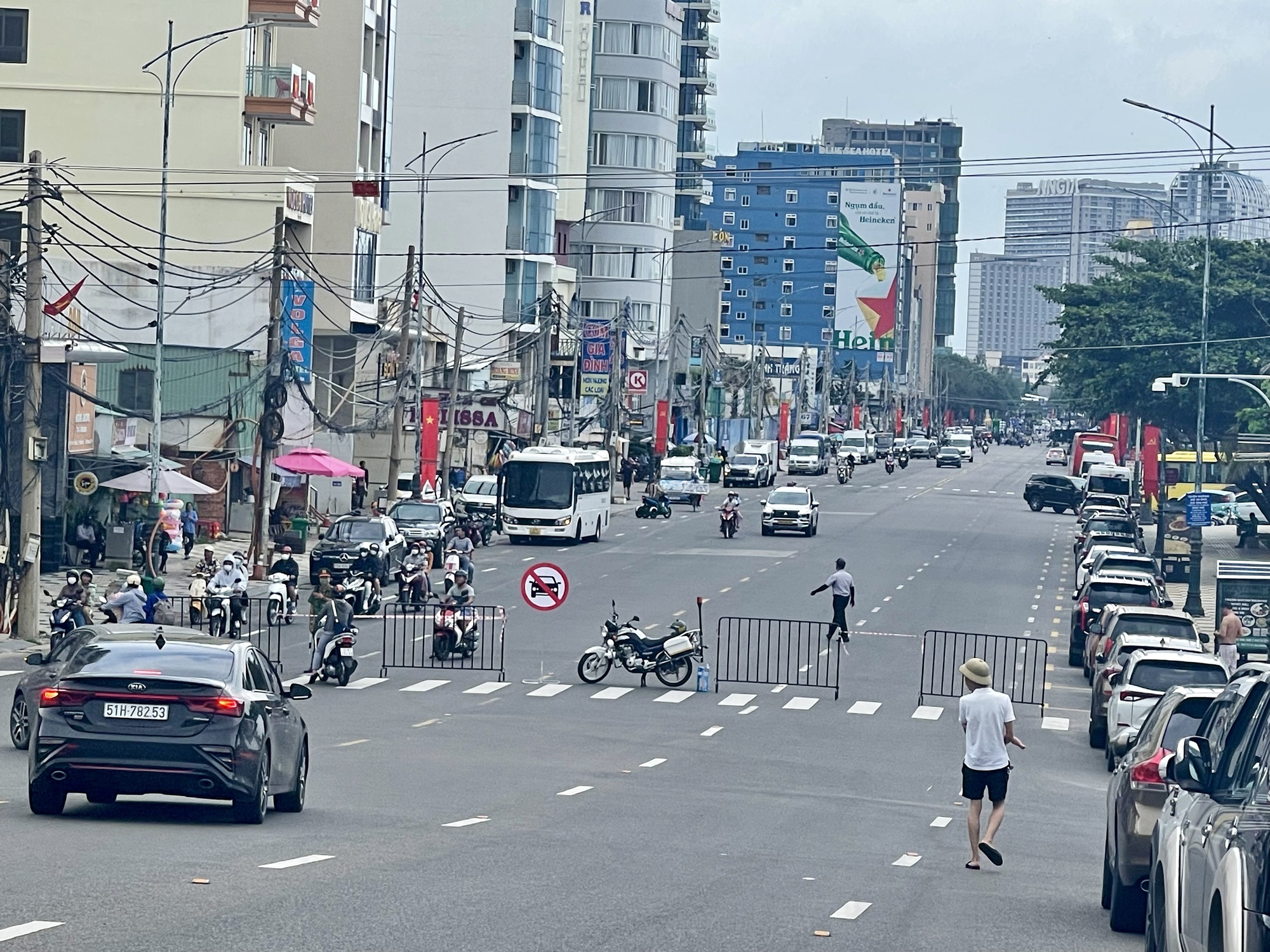 Trời mưa, Vũng T&agrave;u vắng kh&aacute;ch trong ng&agrave;y đầu nghỉ lễ- Ảnh 1.