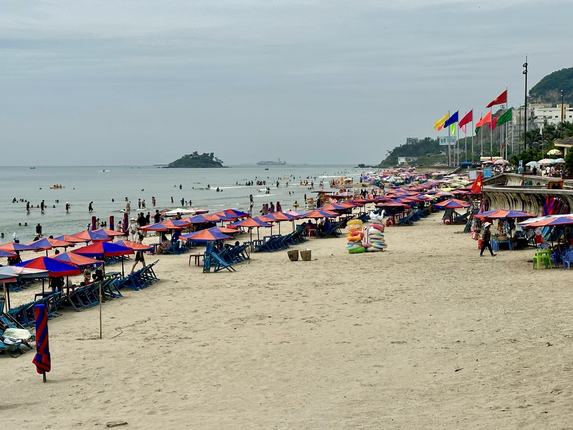 Trời mưa, Vũng T&agrave;u vắng kh&aacute;ch trong ng&agrave;y đầu nghỉ lễ- Ảnh 2.