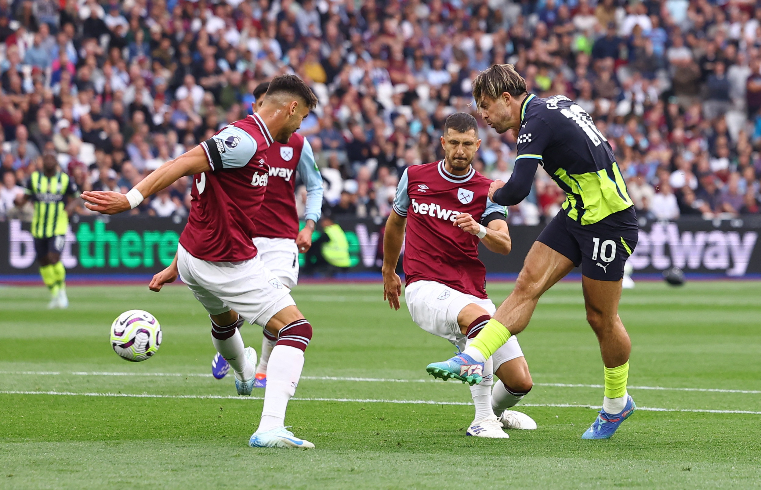 Haaland b&ugrave;ng nổ hat-trick, Man City hạ West Ham giật ng&ocirc;i đỉnh bảng- Ảnh 1.