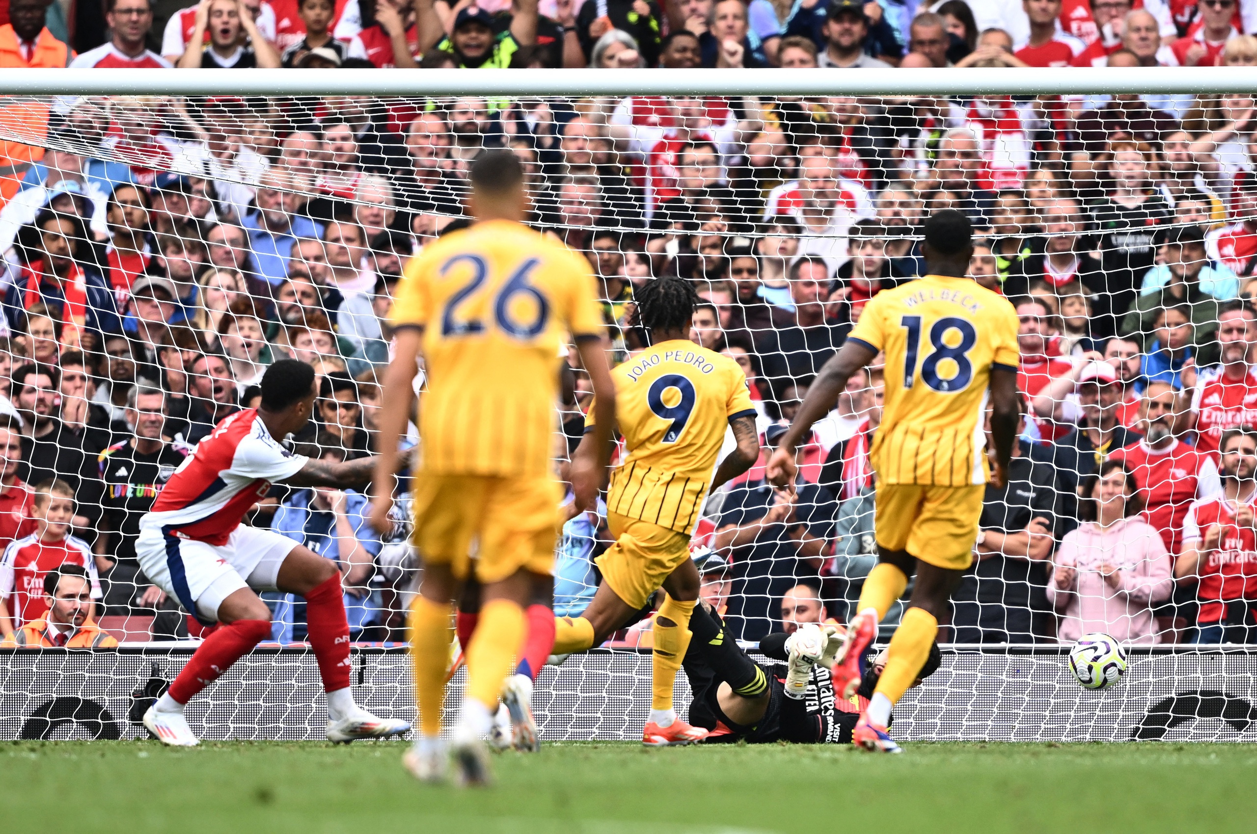 Arsenal nhận thẻ đỏ tranh cãi, Brighton tạm chiếm ngôi đầu Ngoại hạng Anh- Ảnh 6.