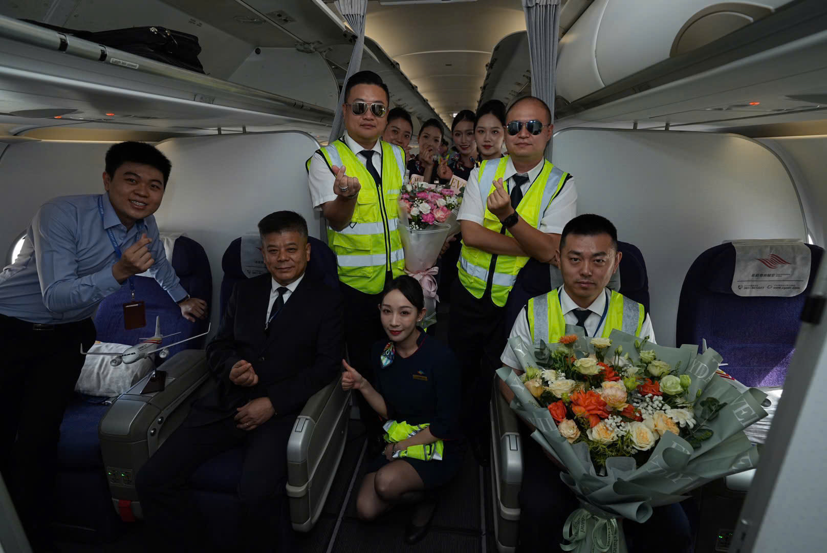 Tặng hoa phi hành đoàn và đại diện lãnh đạo của hãng Colorful Guizhou Airlines