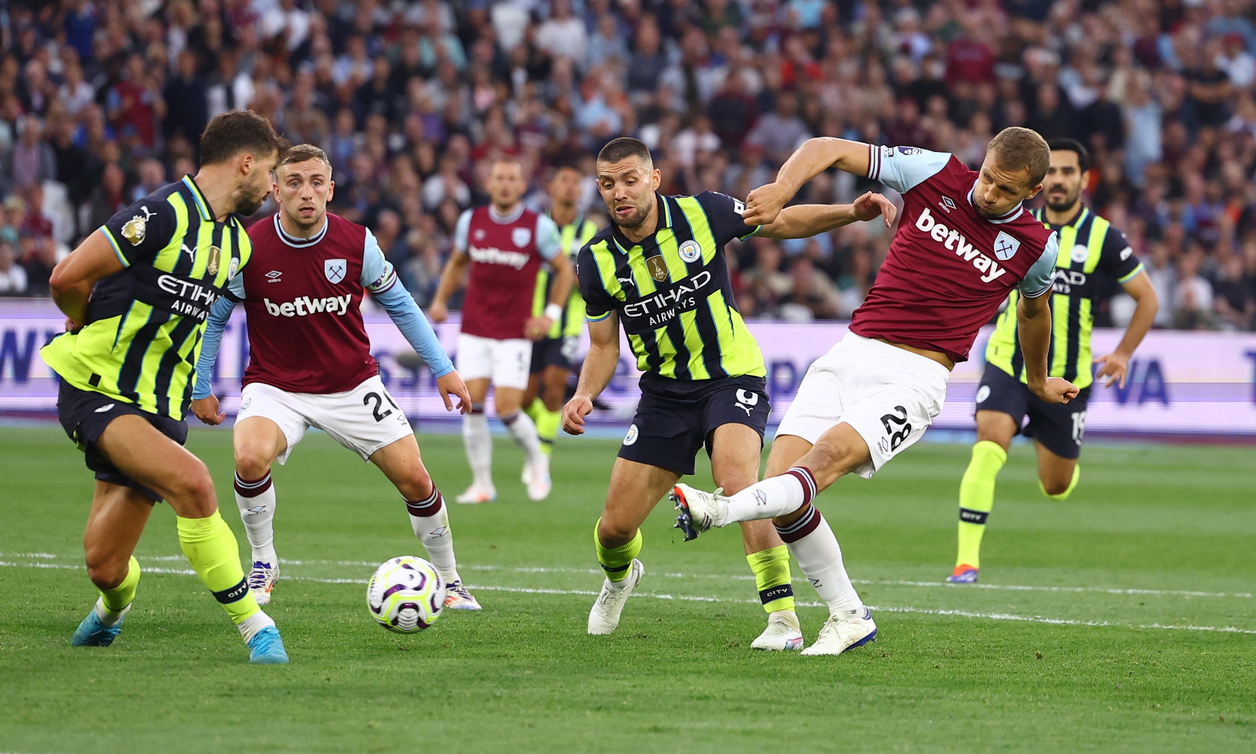 Haaland b&ugrave;ng nổ hat-trick, Man City hạ West Ham giật ng&ocirc;i đỉnh bảng- Ảnh 5.