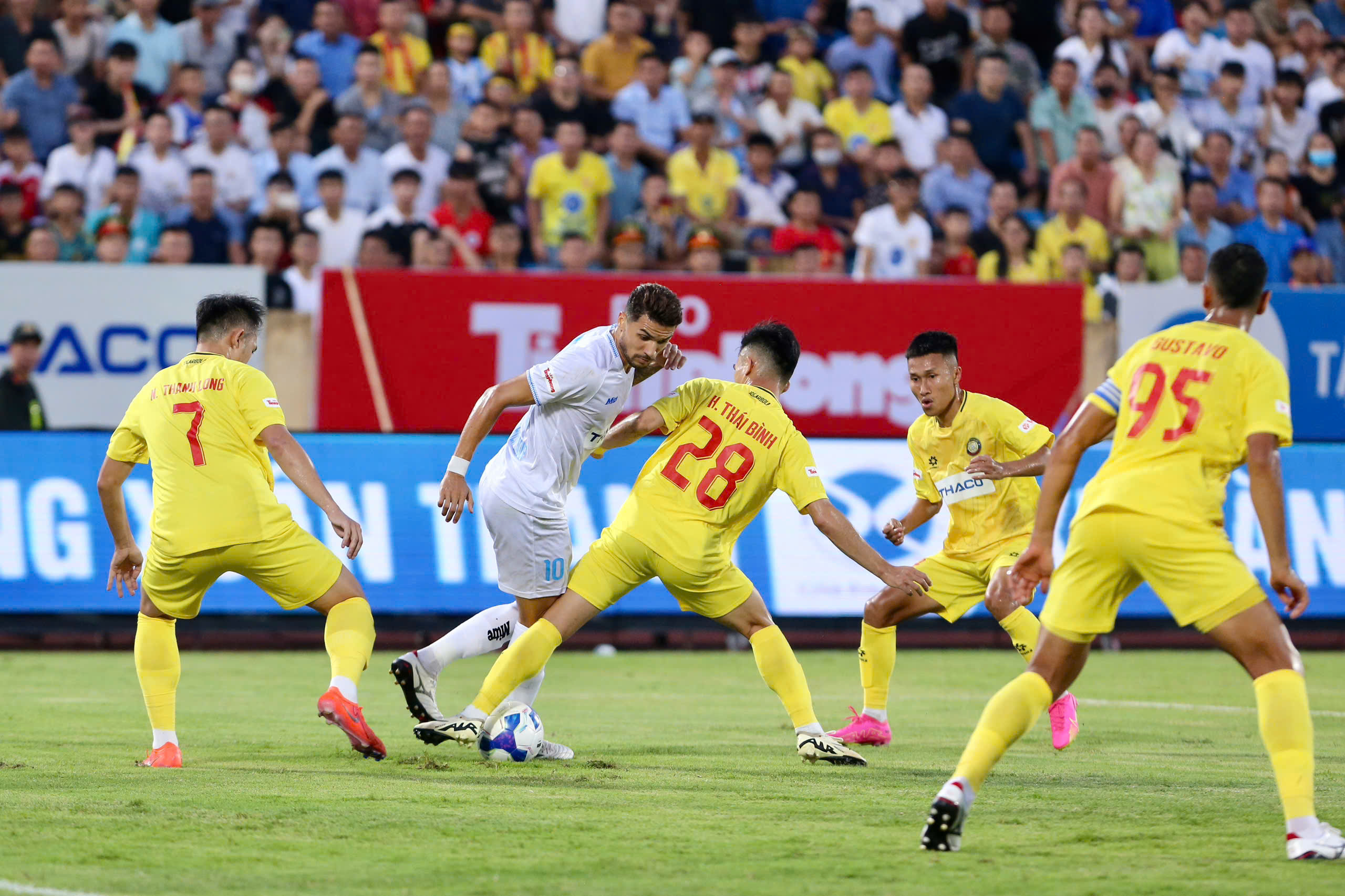 Si&ecirc;u C&uacute;p quốc gia 2023-2024: Rafaelson lập c&uacute; đ&uacute;p gi&uacute;p Nam Định đăng quang- Ảnh 1.