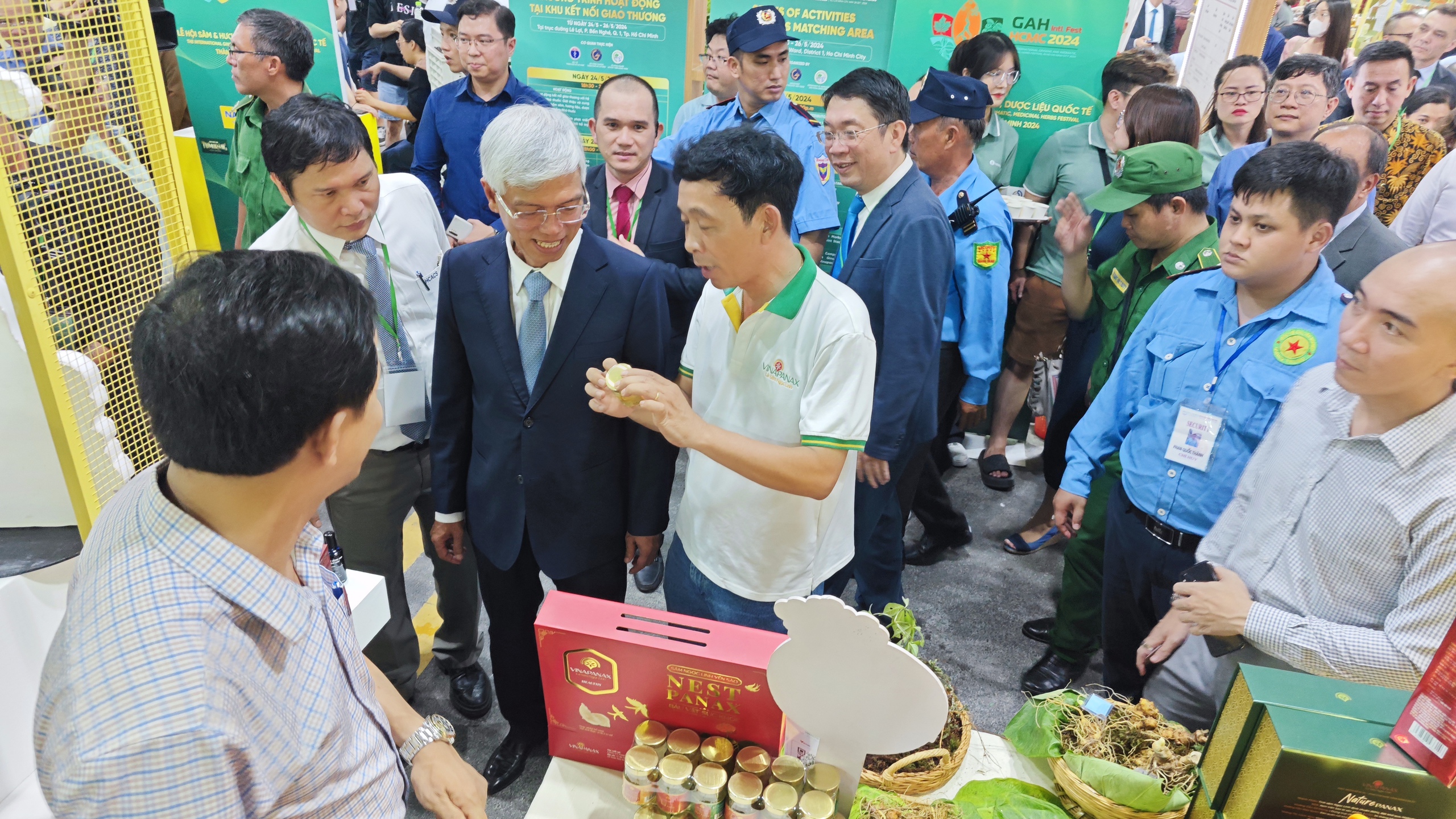Ông Lương Trọng Khoa giới thiệu các sản phẩm chế biến từ sâm Ngọc Linh với lãnh đạo TP HCM tại Lễ hội Sâm và hương liệu, dược liệu quốc tế TP HCM