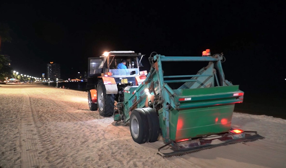 Xe dọn rác của Công ty CP Môi trường đô thị Nha Trang hoạt động thường xuyên dọc bãi biển Nha Trang