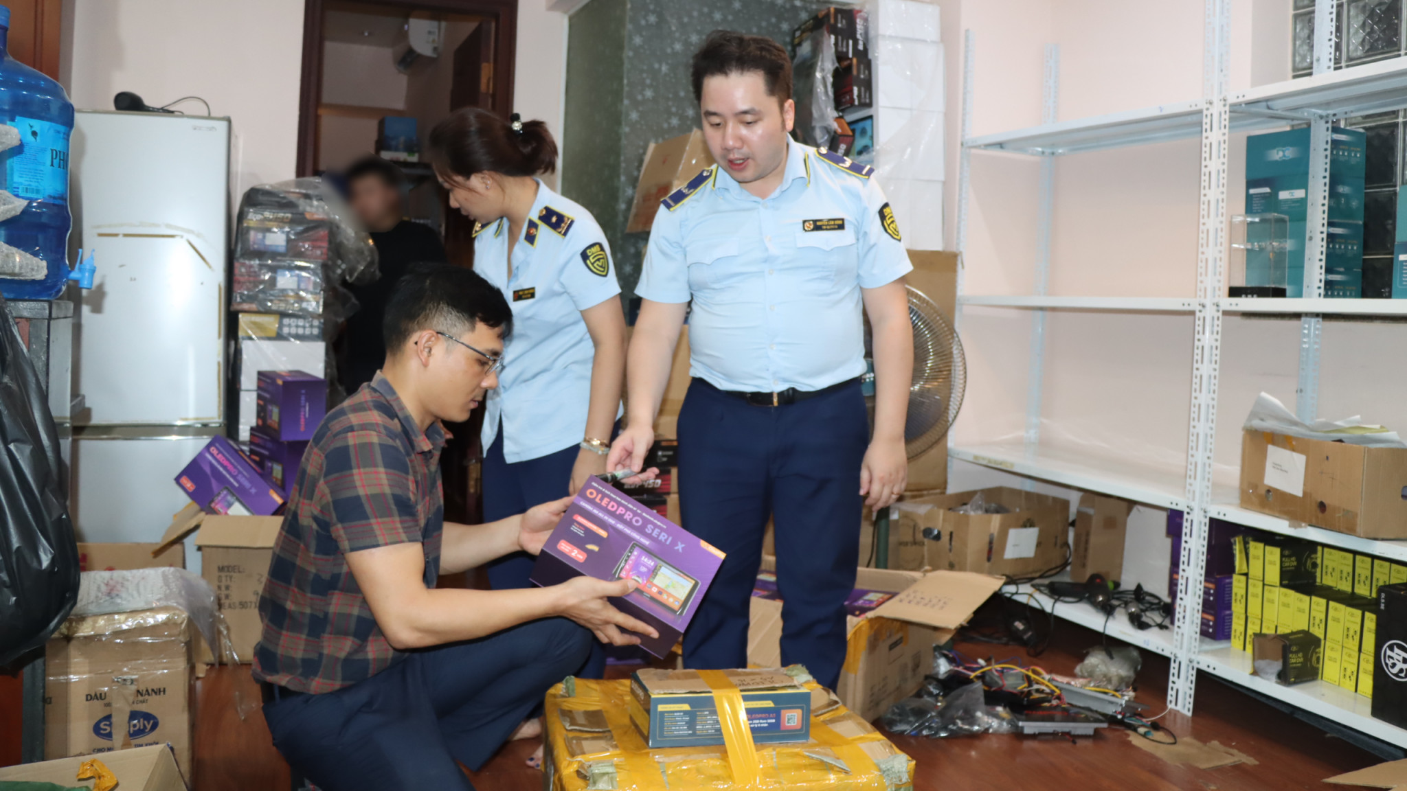 6 tiếng "phục k&iacute;ch" cơ sở m&agrave;n h&igrave;nh &ocirc; t&ocirc;, camera h&agrave;nh tr&igrave;nh b&aacute;n tr&ecirc;n s&agrave;n thương mại điện tử, nhiều bất ngờ- Ảnh 1.