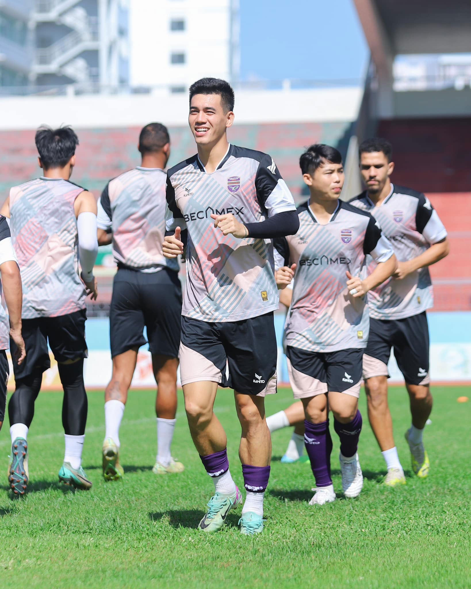 Tr&ocirc;ng chờ V-League tăng chất lượng- Ảnh 1.