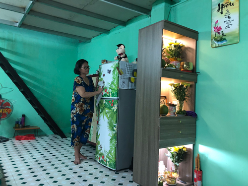 B&agrave; L&ecirc; Thị Hương trong căn nh&agrave; vừa được sửa chữa lại
