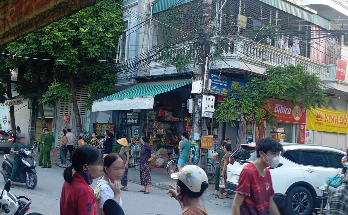 Ph&aacute;t hiện người đ&agrave;n &ocirc;ng tử vong trong tư thế treo cổ tại căn nh&agrave; tr&ecirc;n phố- Ảnh 1.