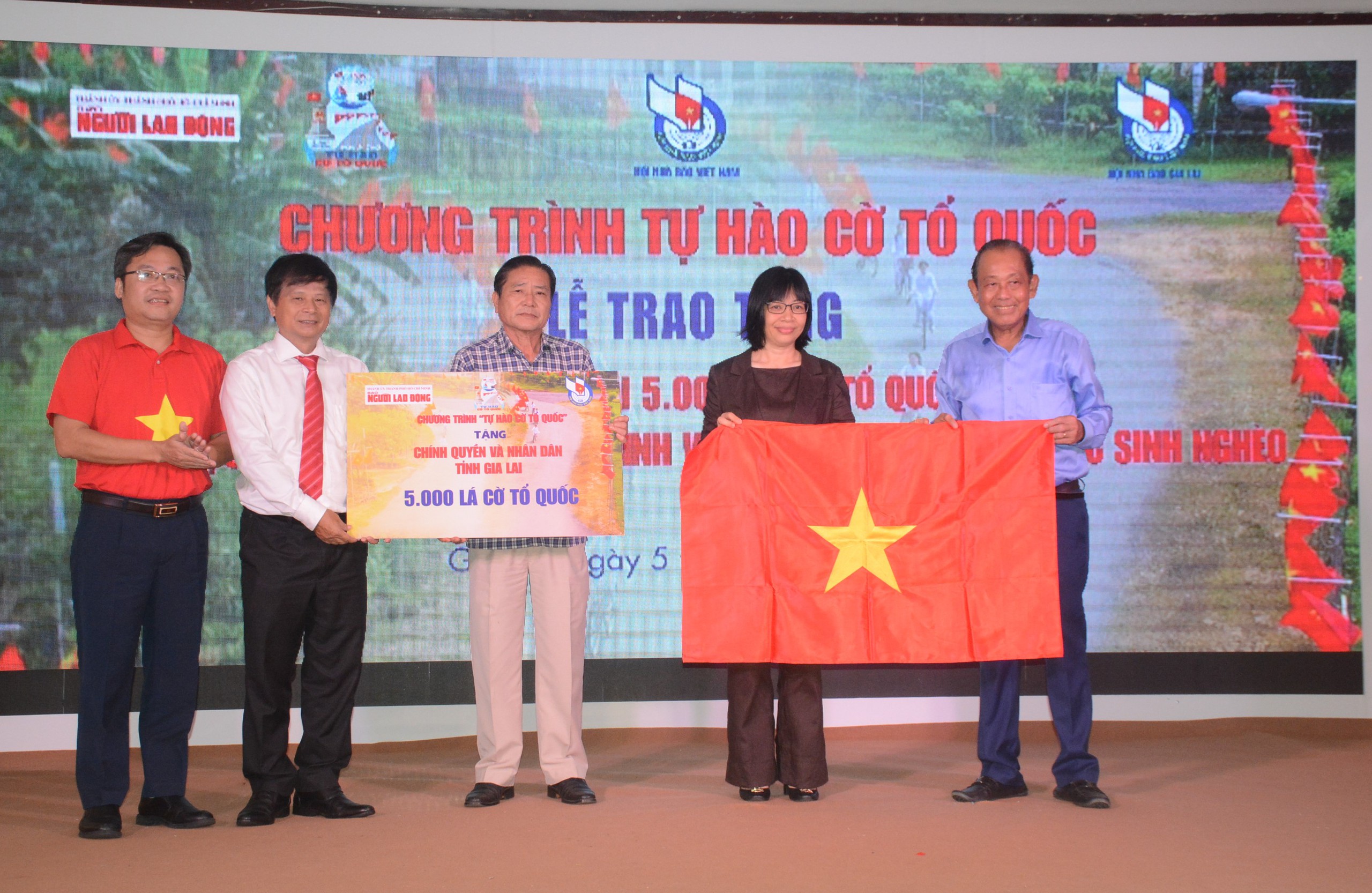B&aacute;o Người Lao Động tặng 5.000 l&aacute; cờ Tổ quốc v&agrave; học bổng tại tỉnh Gia Lai- Ảnh 3.